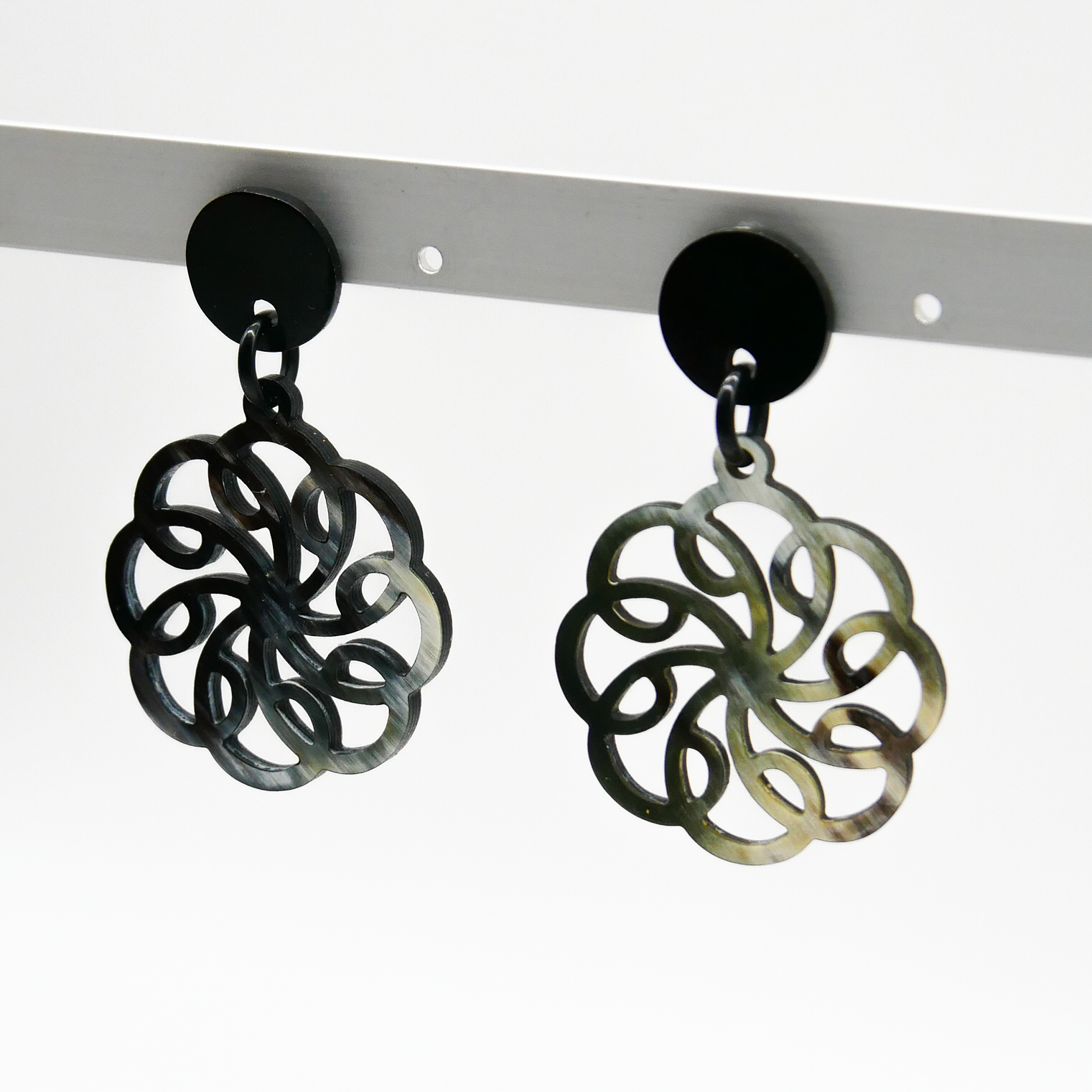  "Craft Art" Ohrring "Mandala" Ø ca. 45 mm, schwarzes und marble Horn