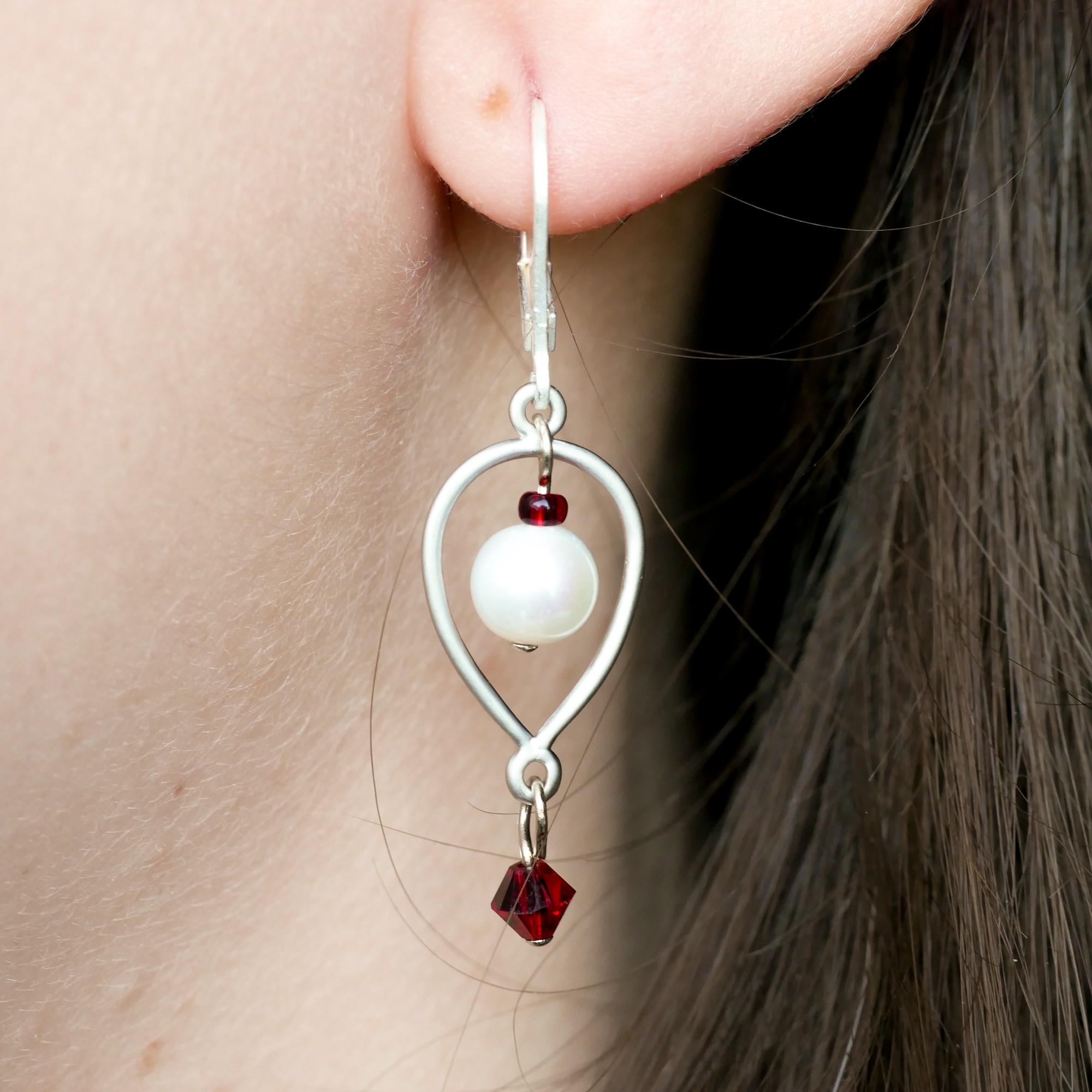 "Freshwater Pearls"  Ohrringe mit Klappbrisur, rotes Kristallglas - silber