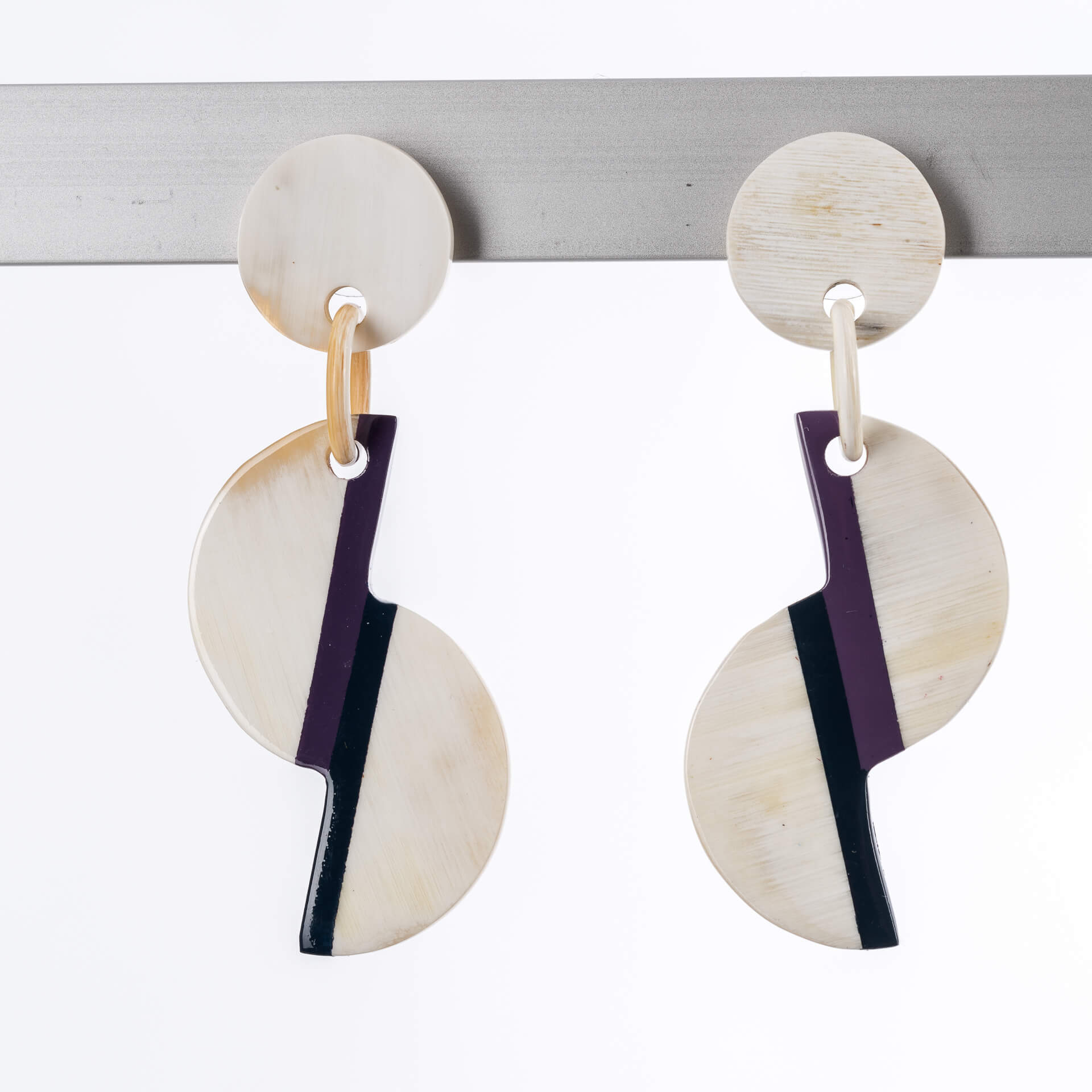 Horn Ohrstecker "2 Hälften" lila-dunkelblau lackiertes afrikanisches Horn