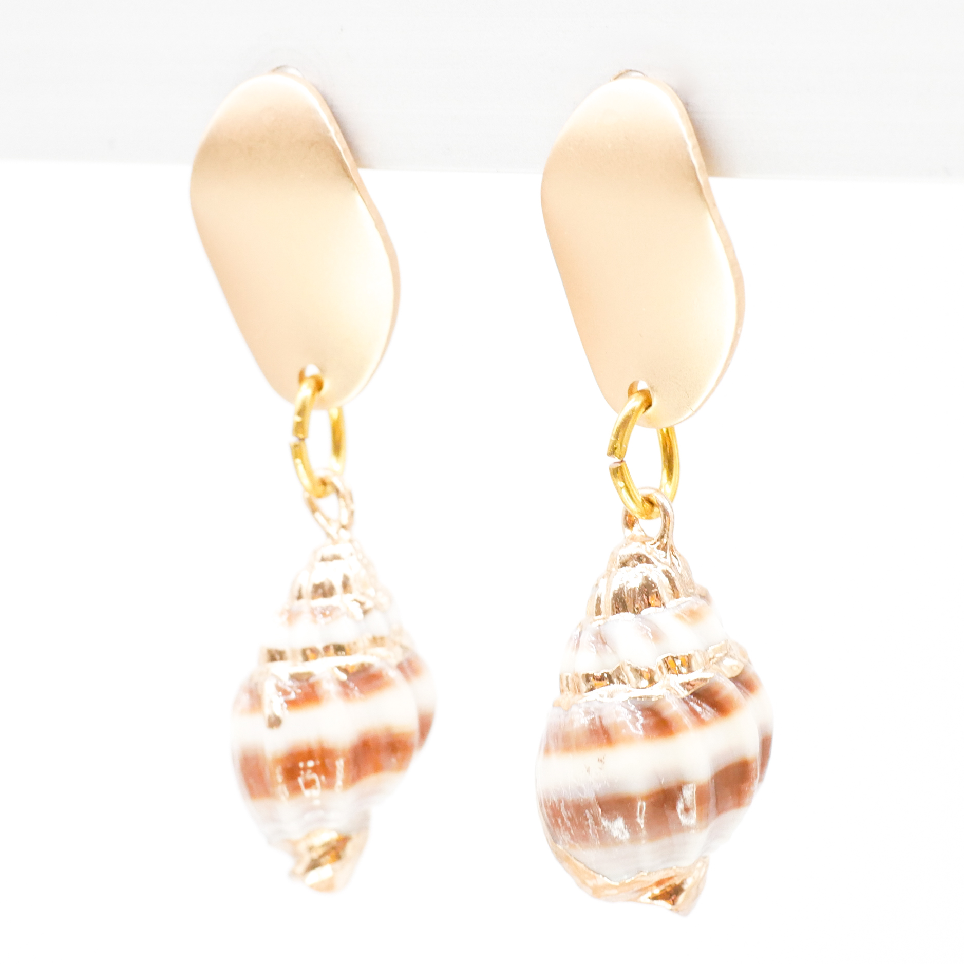 "Shell" Ohrring, kleine gerippte Strandschnecke an goldenem Oval, goldfarben