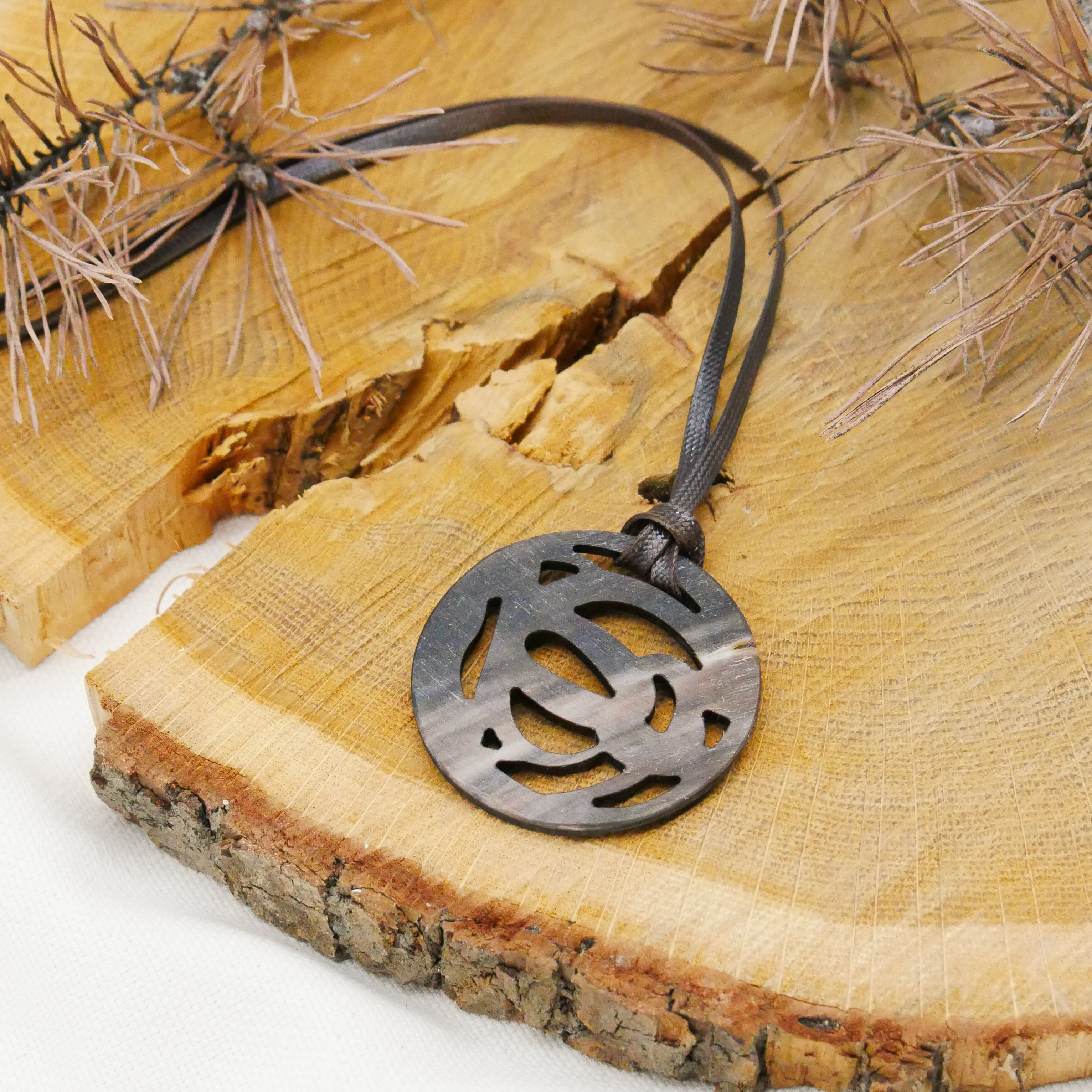  "Craft-Art", runder Hornanhänger Ø ca. 53 verspieltes Design, Syntetikband, braunes Horn 