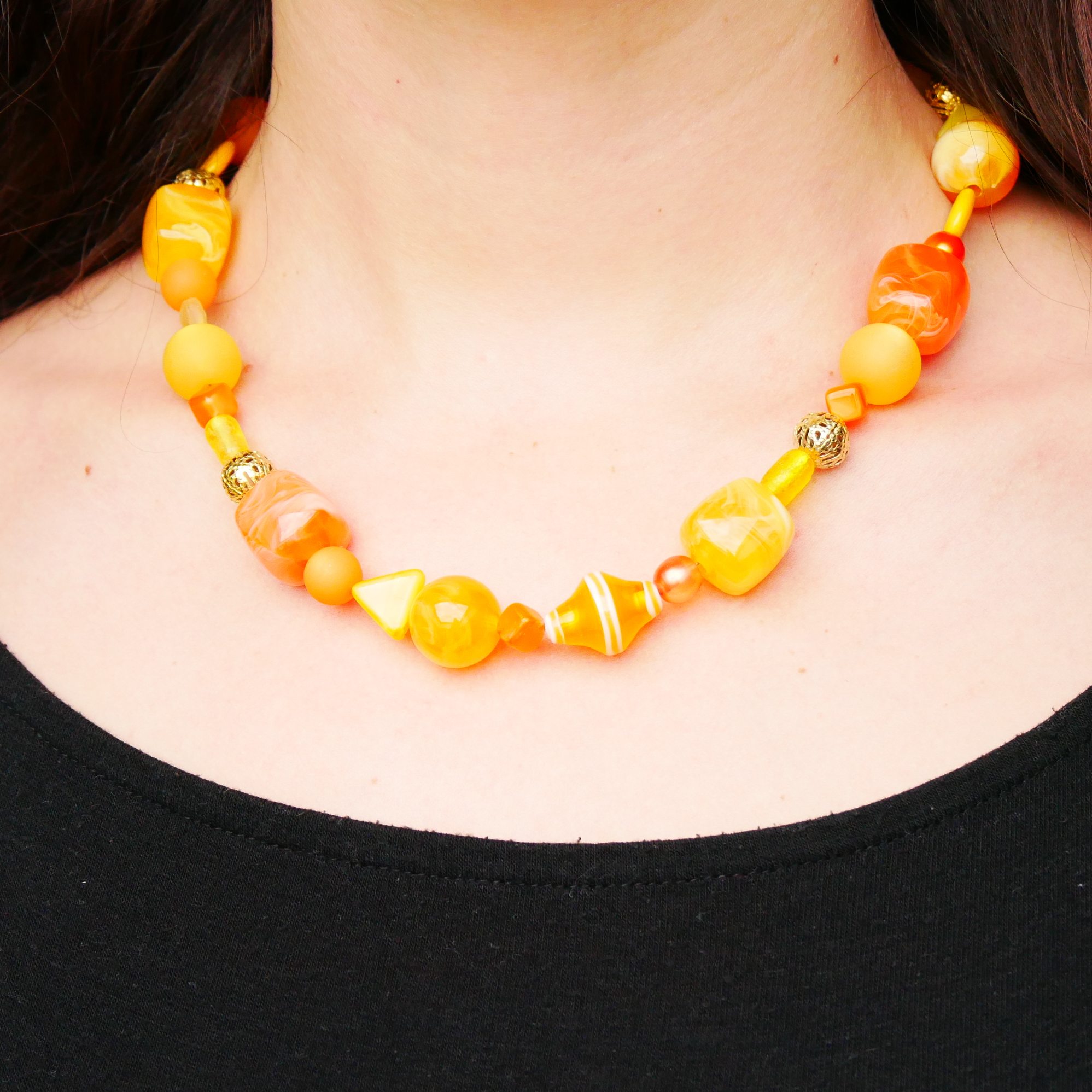 "Summer Feeling",  Kette aus verschiedenen Formen, Glas- und Resin Perlen, gelb-orange