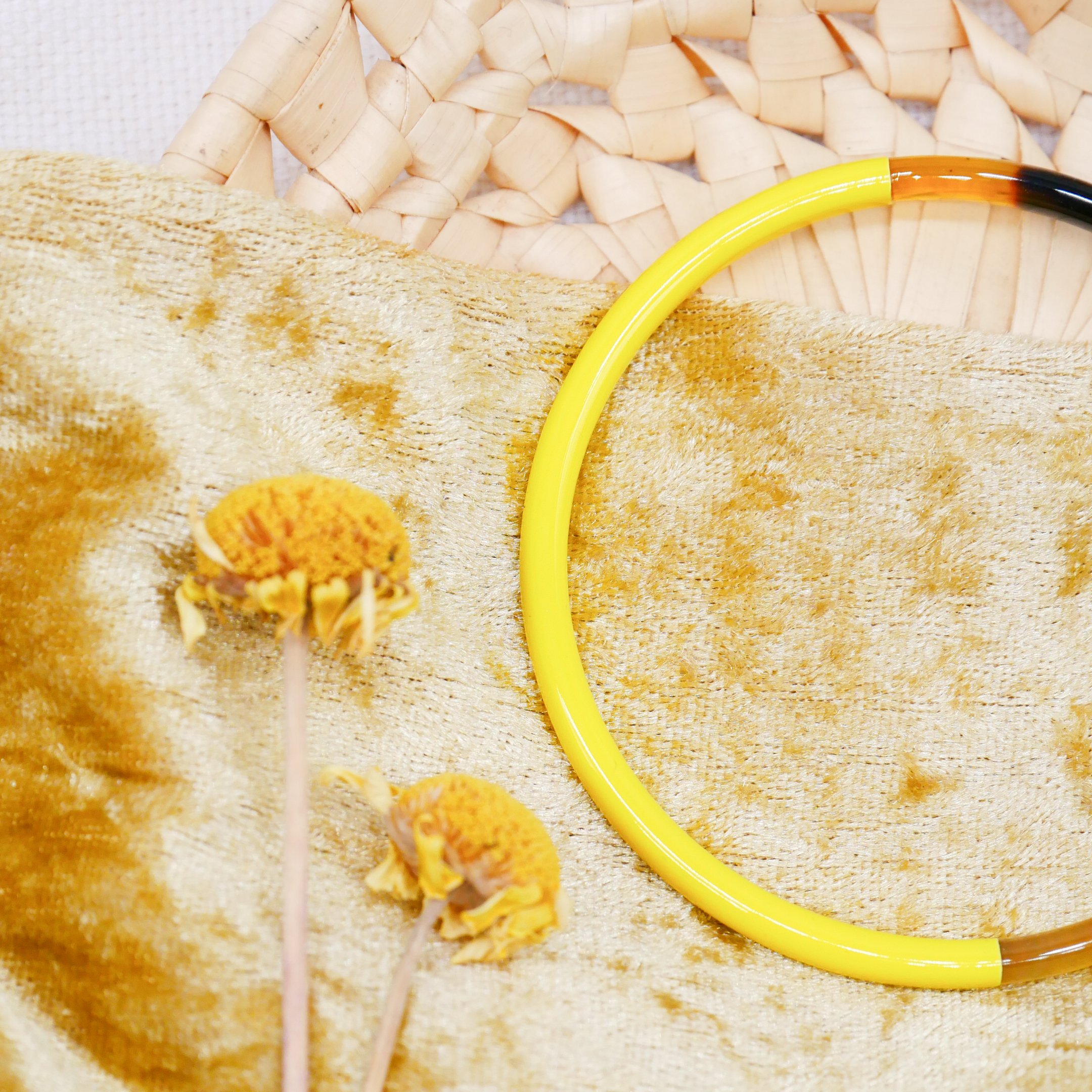  "Craft Art" zarter Armreif, braunes Horn, Lack gelb