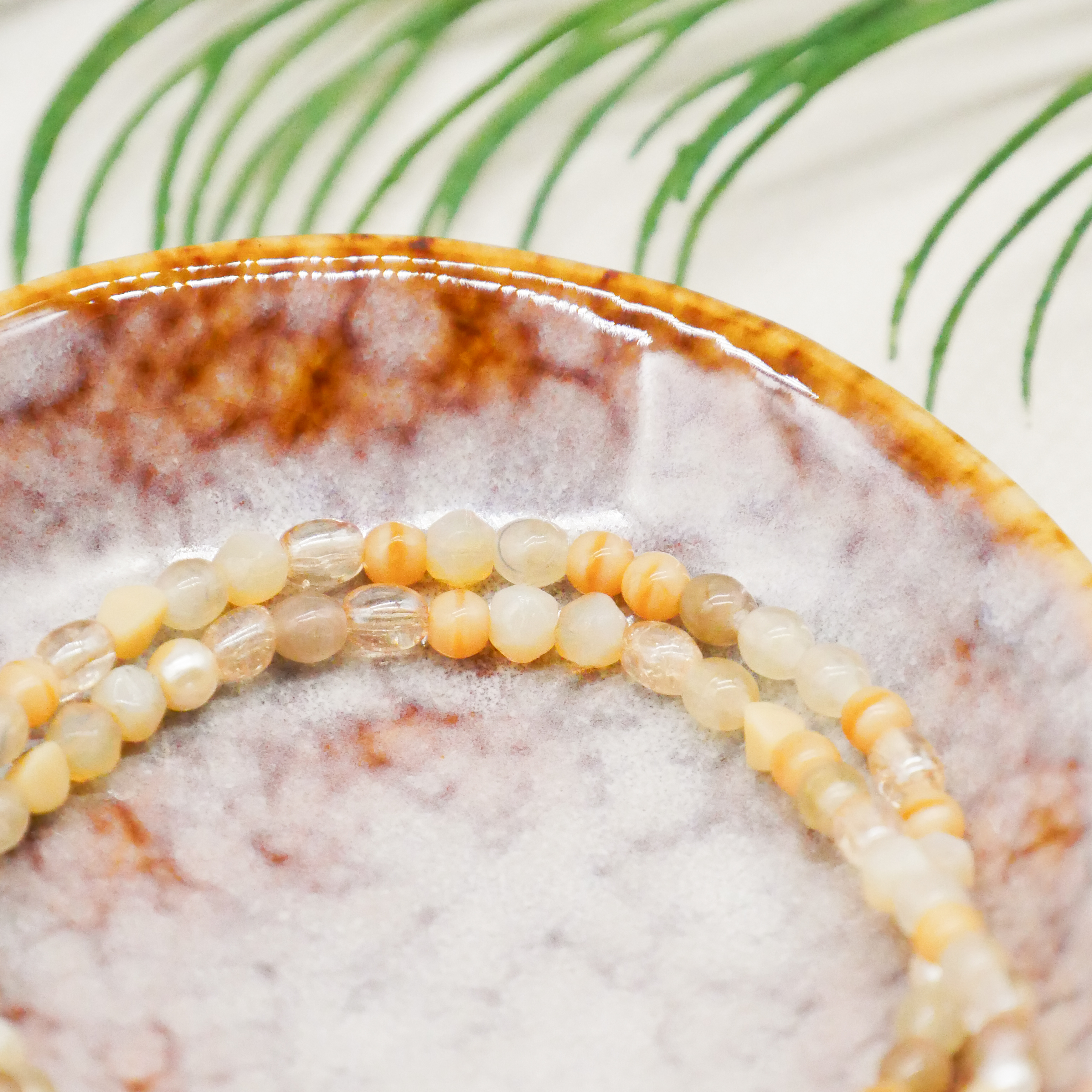  "Shell" doppeltes Armband auf Gummi Anhänger Strandschnecke, kleine Glasperlen, sand 