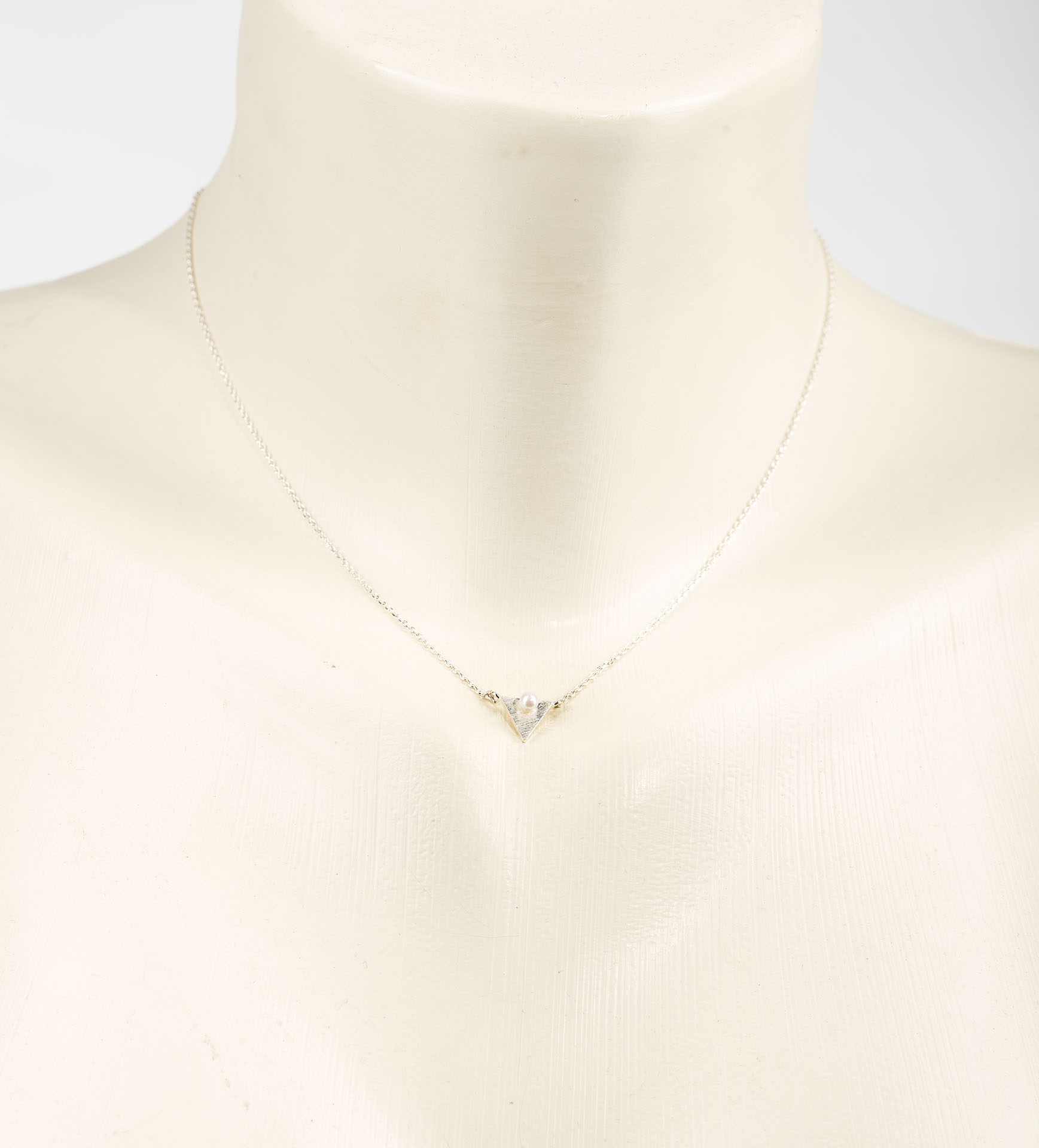 "Fine Filigré" feine kurze Metallkette, kleines Dreieck mit weißer Perle, versilbert