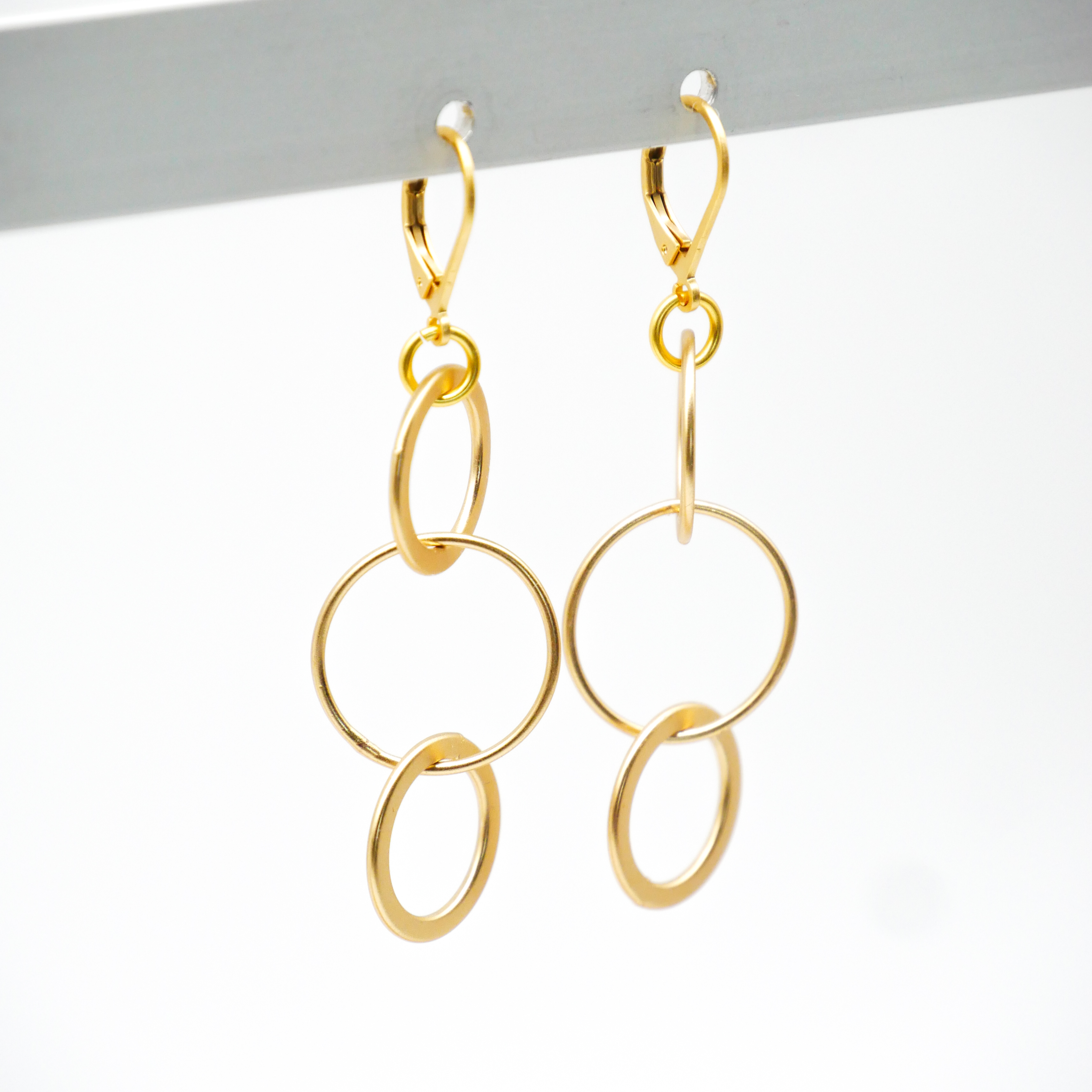 "Charm" Ohrstecker mit runden Gliedern, vergoldet