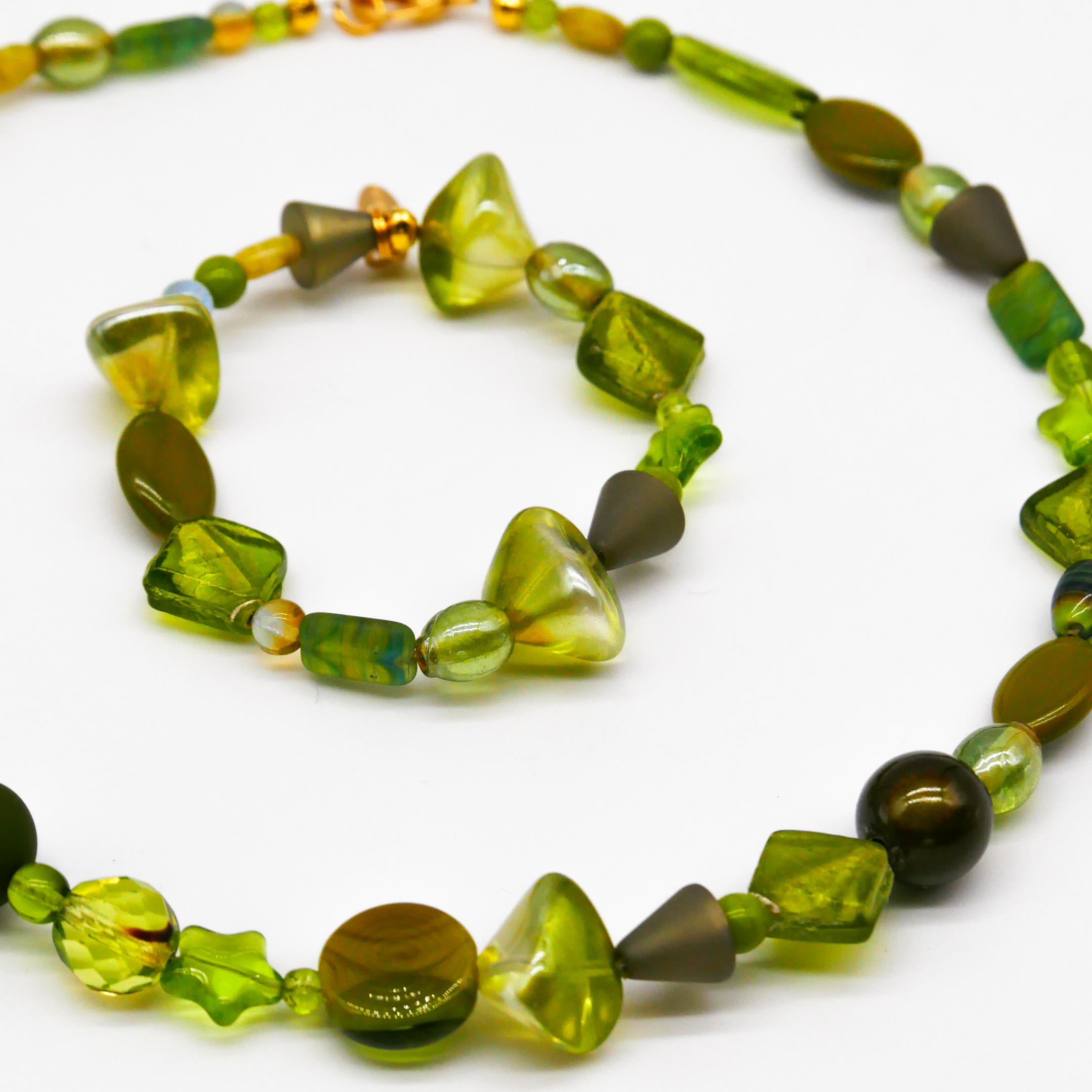 "Summer Feeling",  Kette aus verschiedenen Formen, Glas- und Resin Perlen, grün