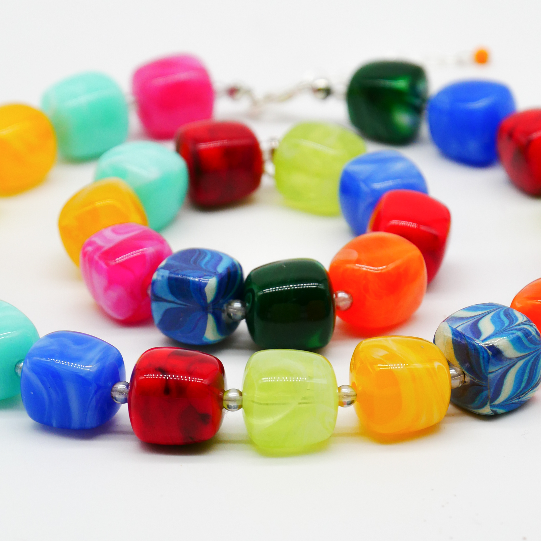 "Summer Feeling", kurze Kette "Cube" Resinperlen ca. 16 x 16 mm multicolor