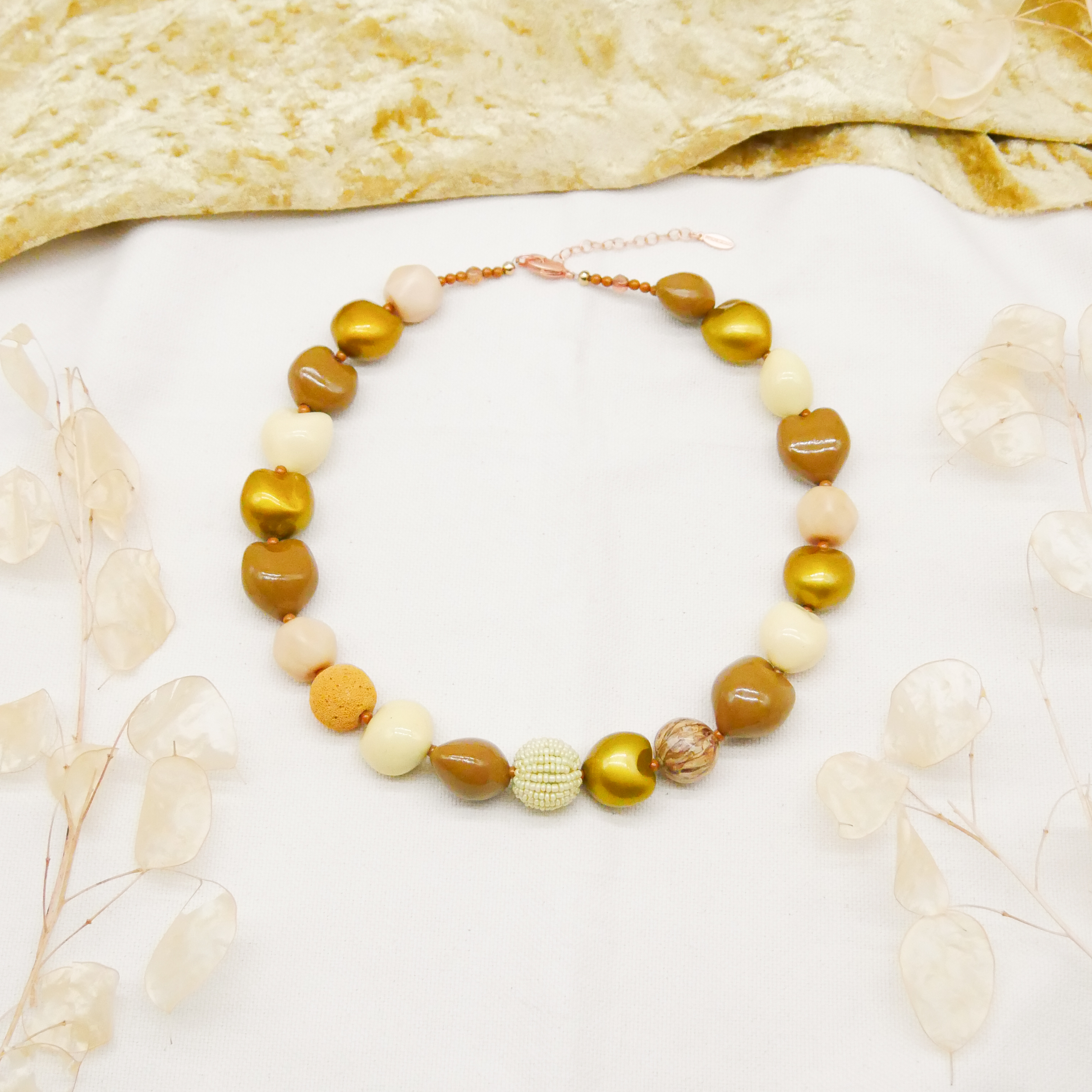  "Summer Feeling" Kette ca. 60 cm, Lumba Samen, Glasperlen, Resin Perle, braun-gold 