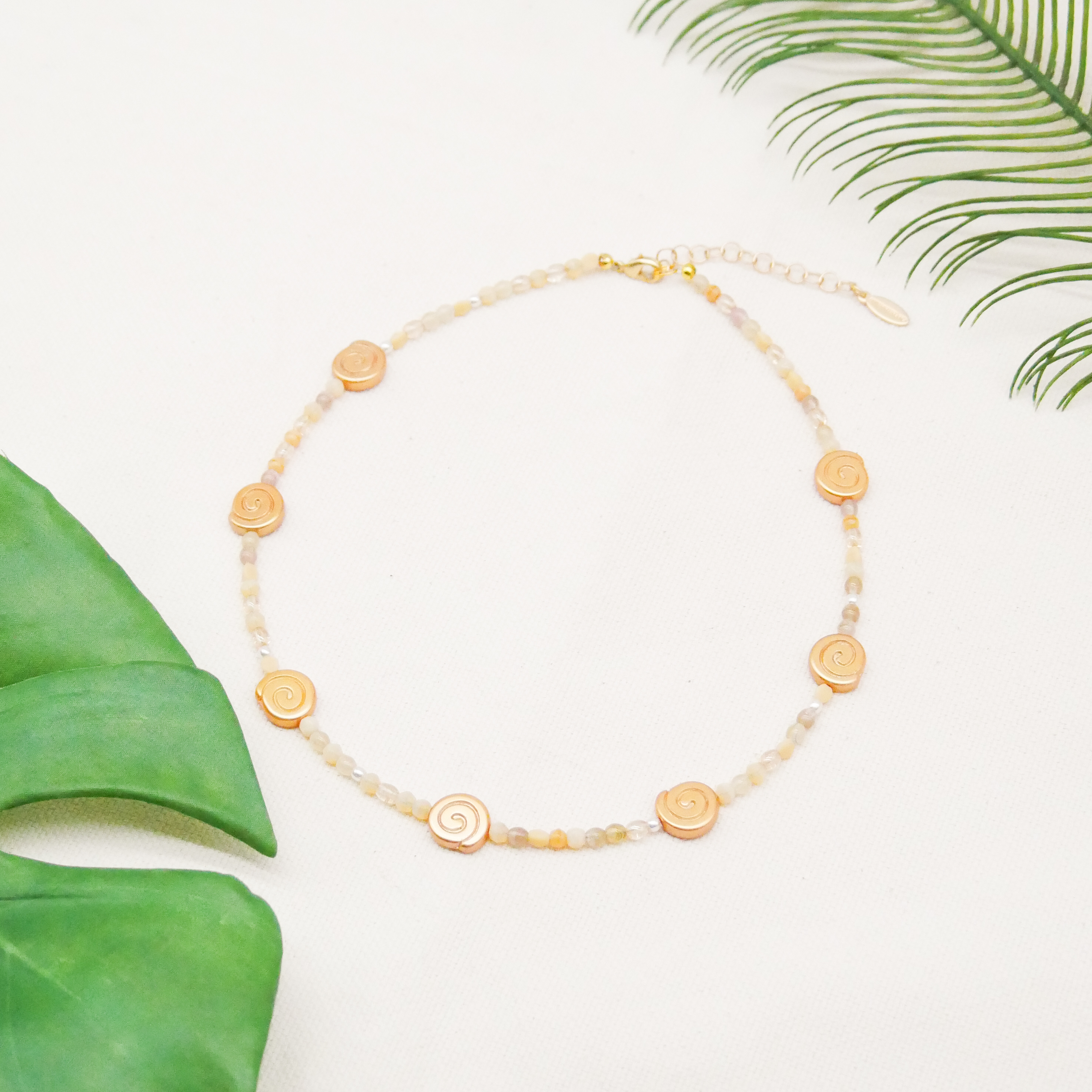  "Shell" kurze Kette, kleine Glasperlen Glasschnecken, sand 