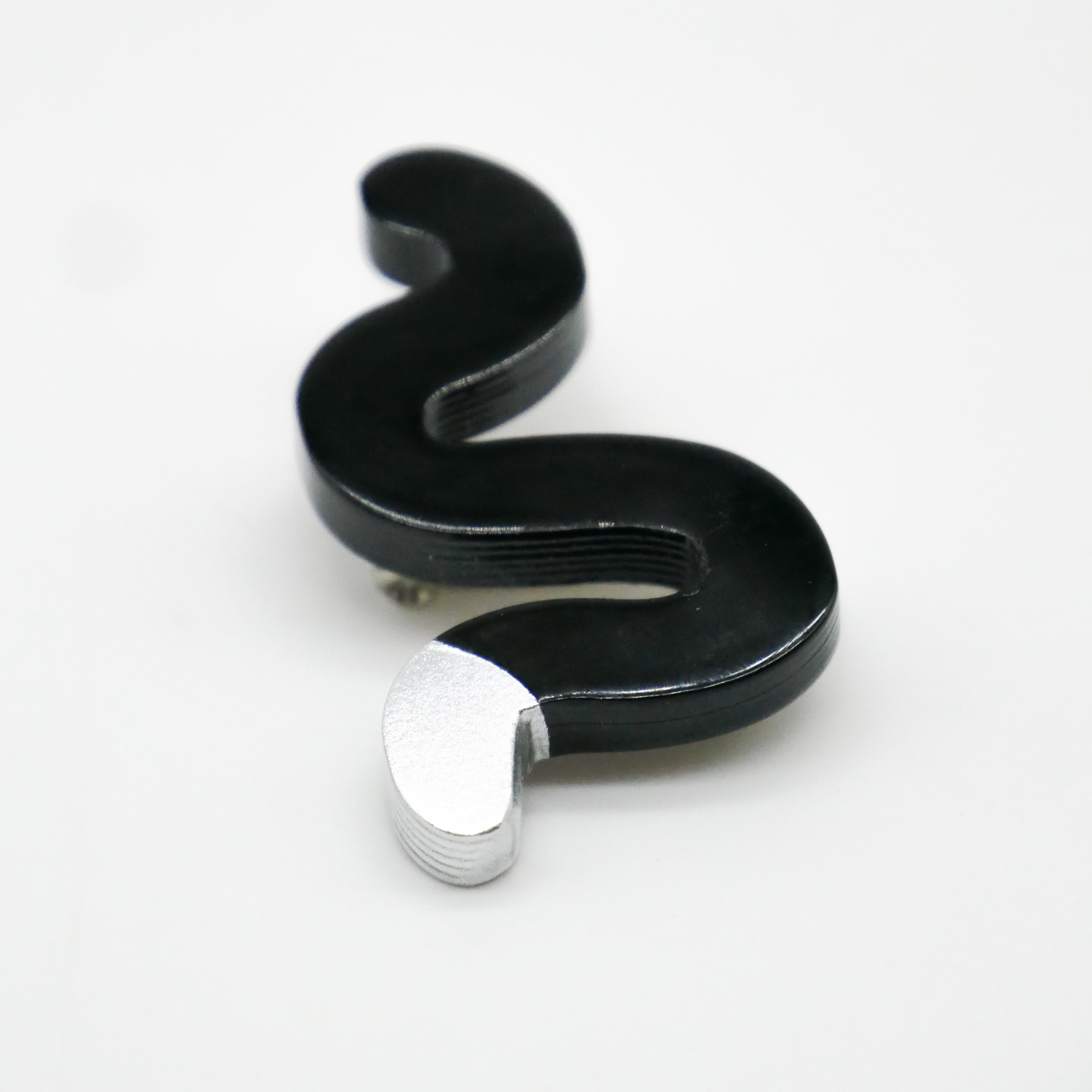  "Craft-Art", Brosche "Snake", schwarzes Horn, Lack silber 