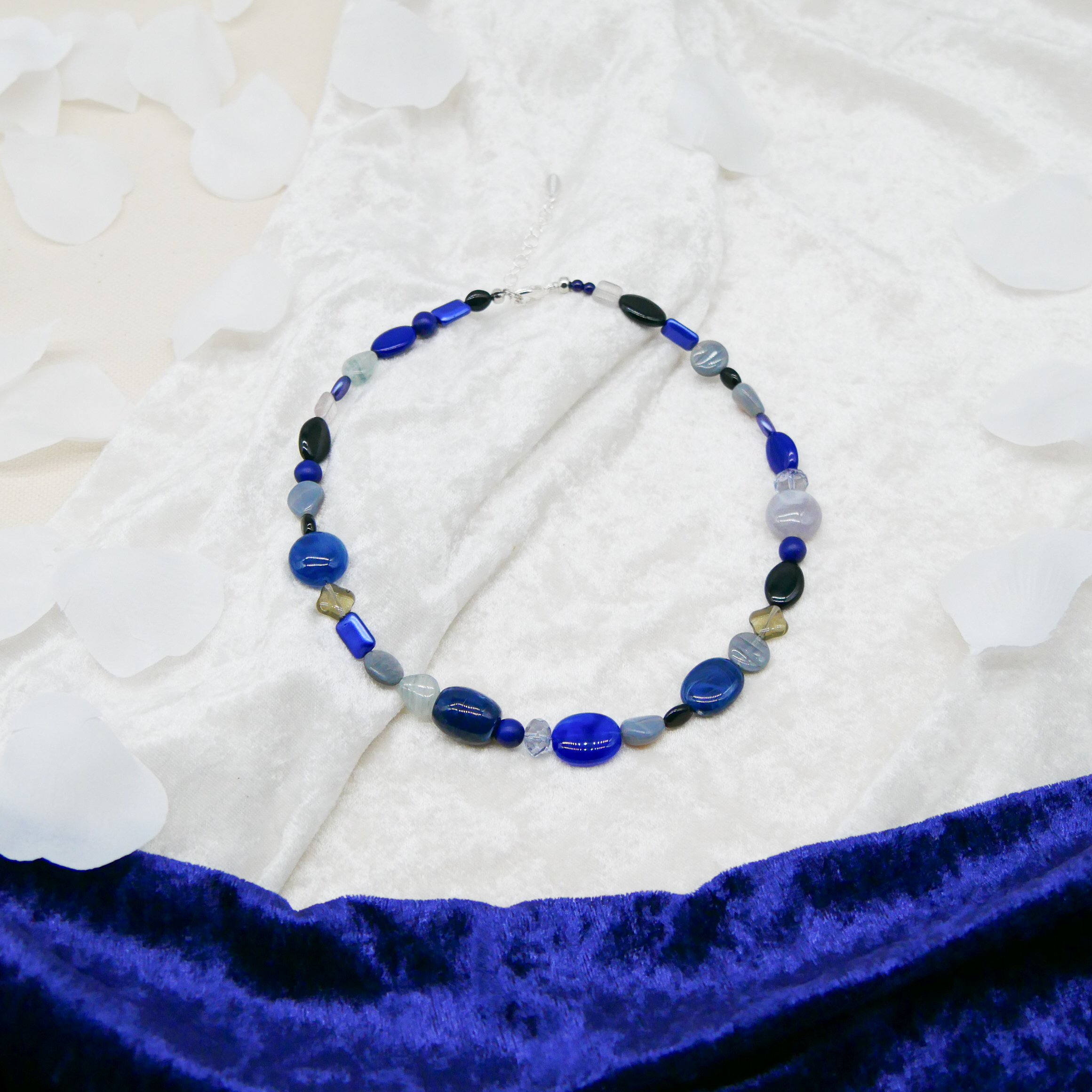 "Summer Feeling",  Kette aus verschiedenen Formen, Glas- und Resin Perlen, blau