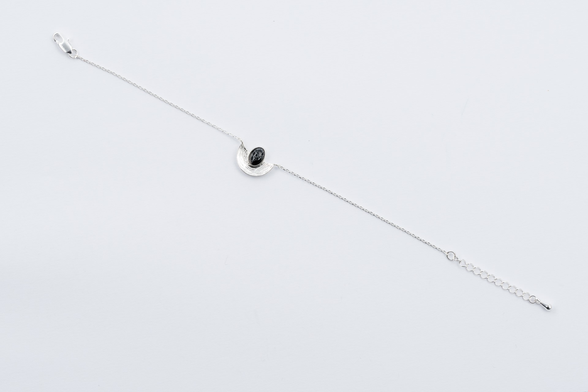 "Fine Filigré" feines Armband, schwarzer Howlite Anhänger Oval, versilbert