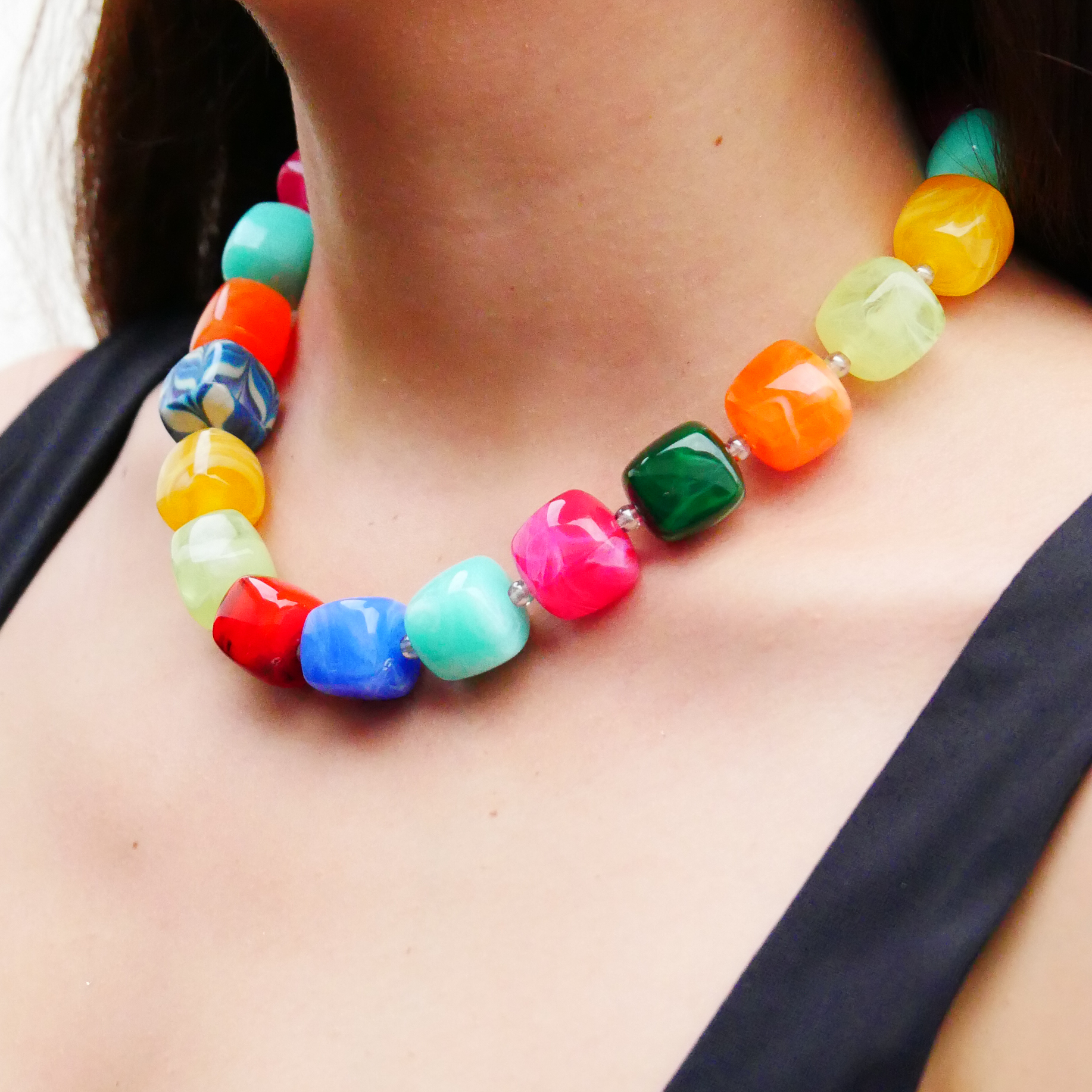 "Summer Feeling", kurze Kette "Cube" Resinperlen ca. 16 x 16 mm multicolor