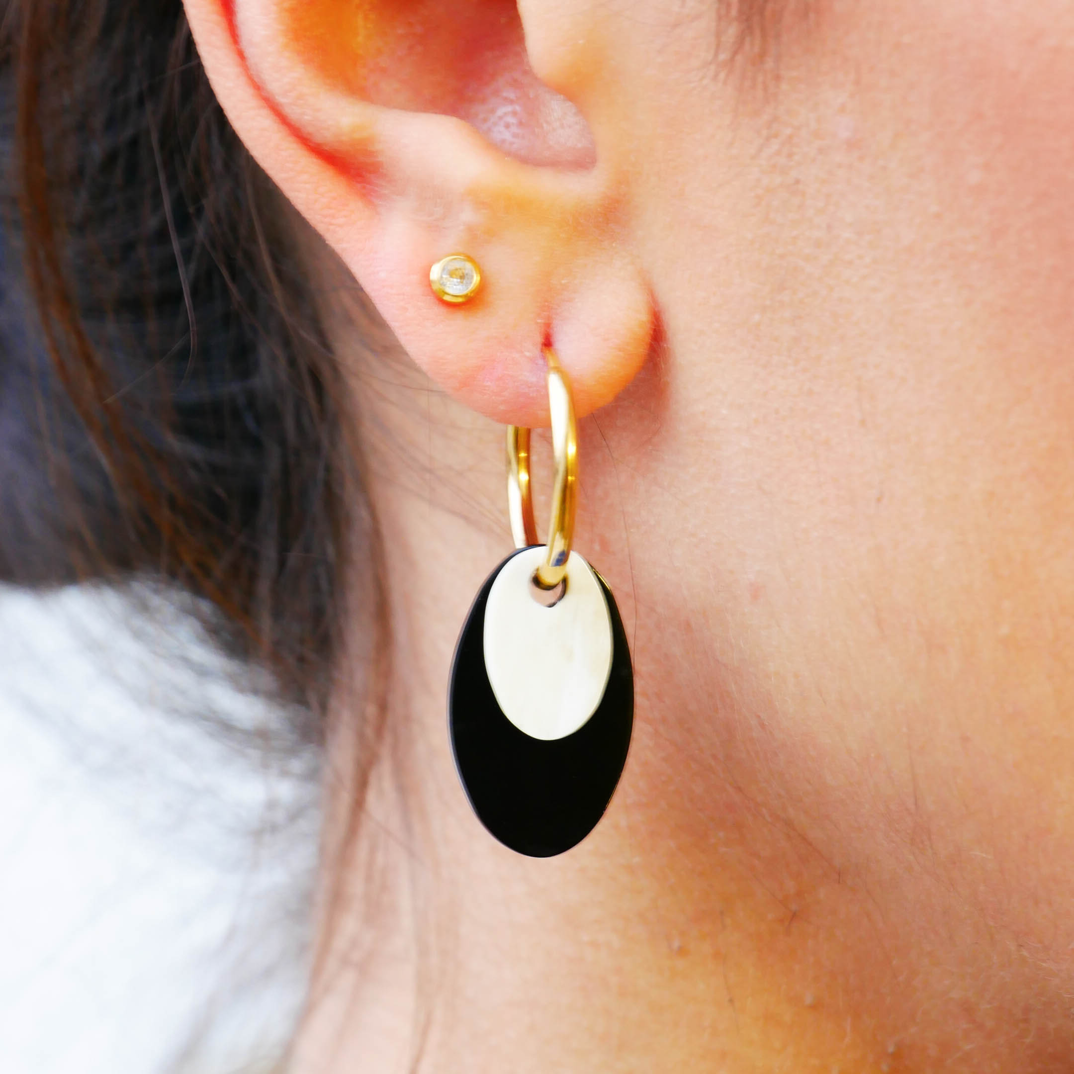 "Craft-Art" Ohrring "kleine Plättchen" schwarz und weiß, vergoldete Edelstahlcreole