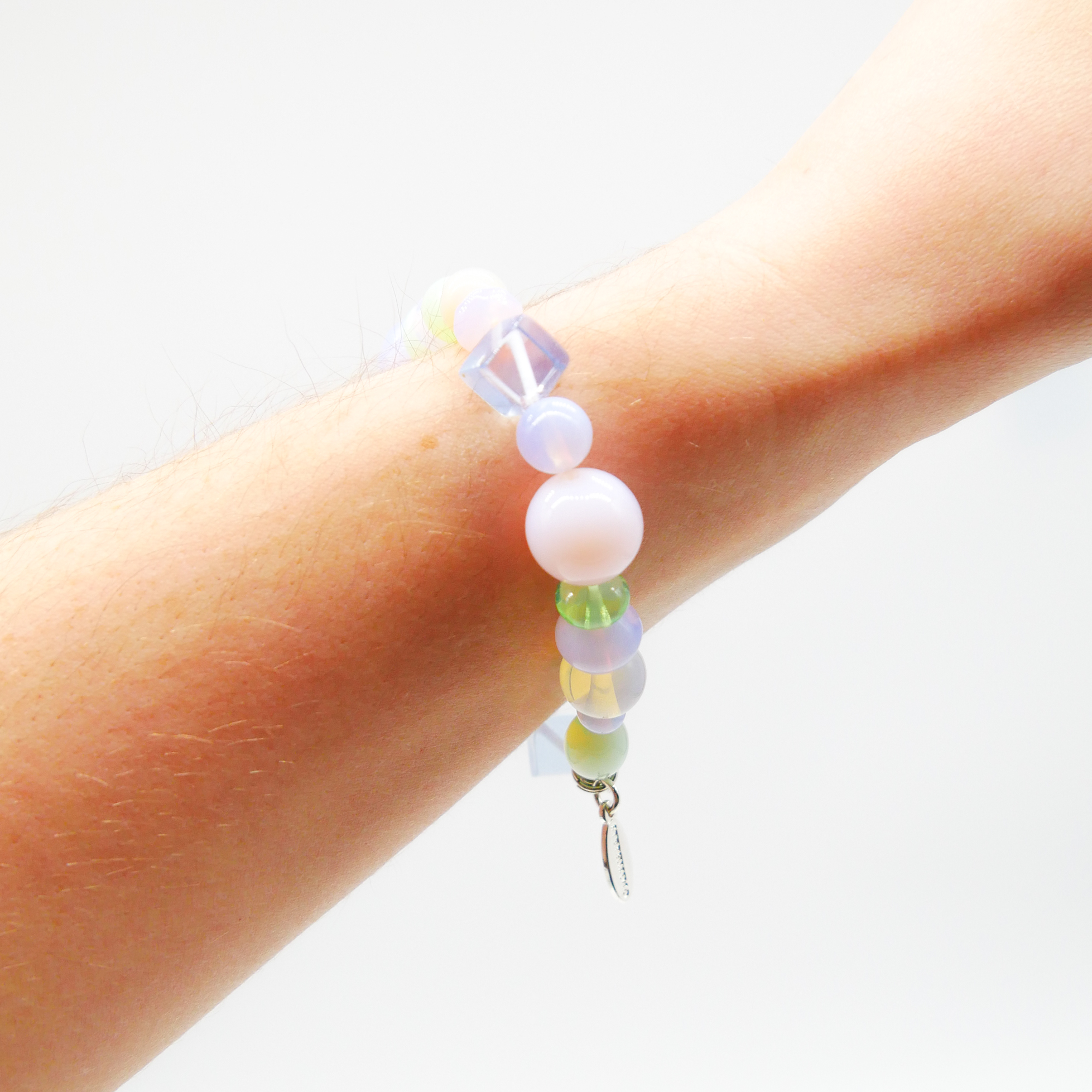 "Summer Feeling", Armband aus verschiedenen Formen, Glas- und Resin Perlen, opal-pas