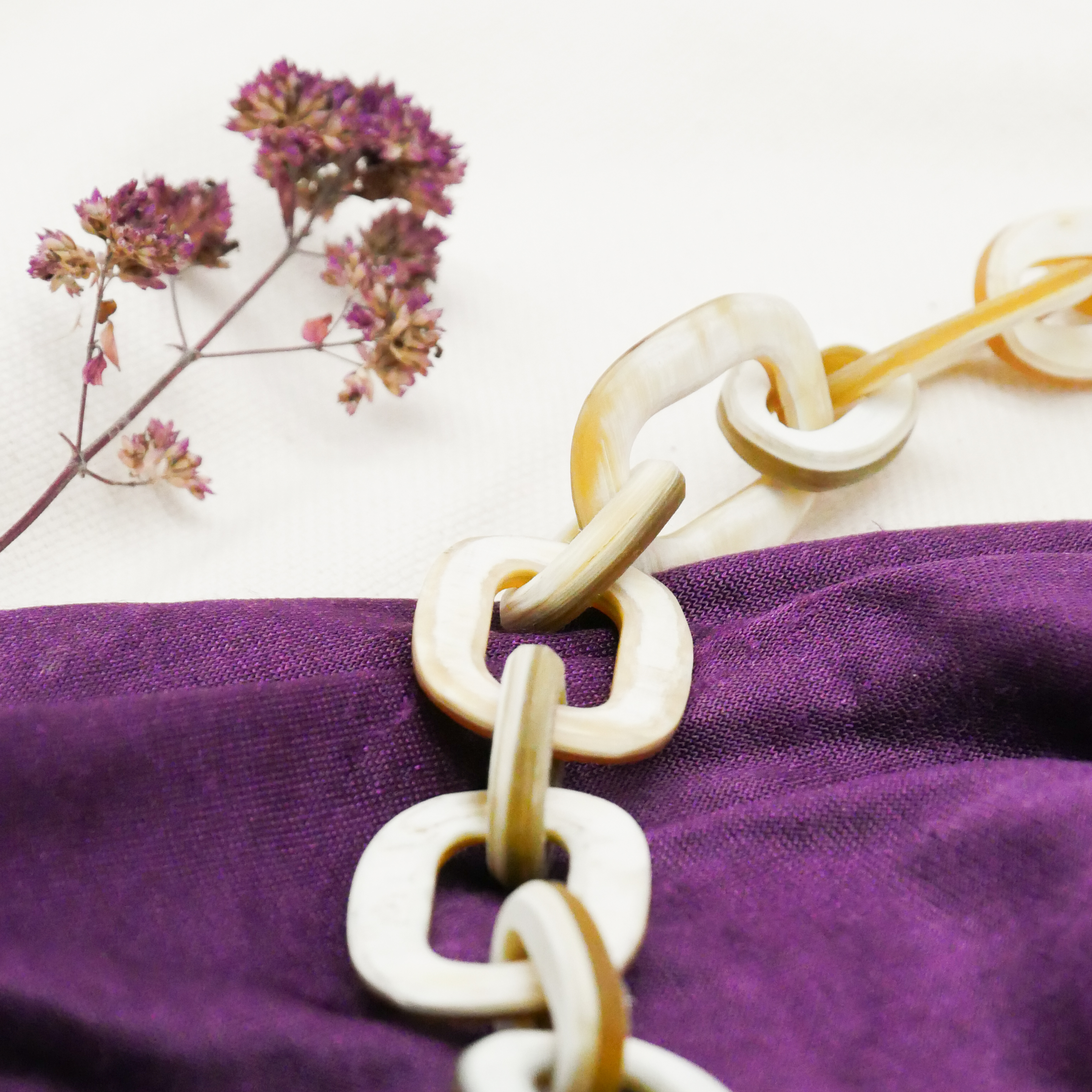  "Craft-Art", kurze Kette ca. 75 cm verschiedene abgerundete Rechtecke, weißes Horn matt 
