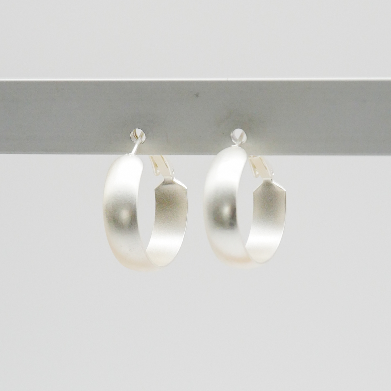 "Circle", runde Creole versilbert ca. 24 mm leicht gewölbt 