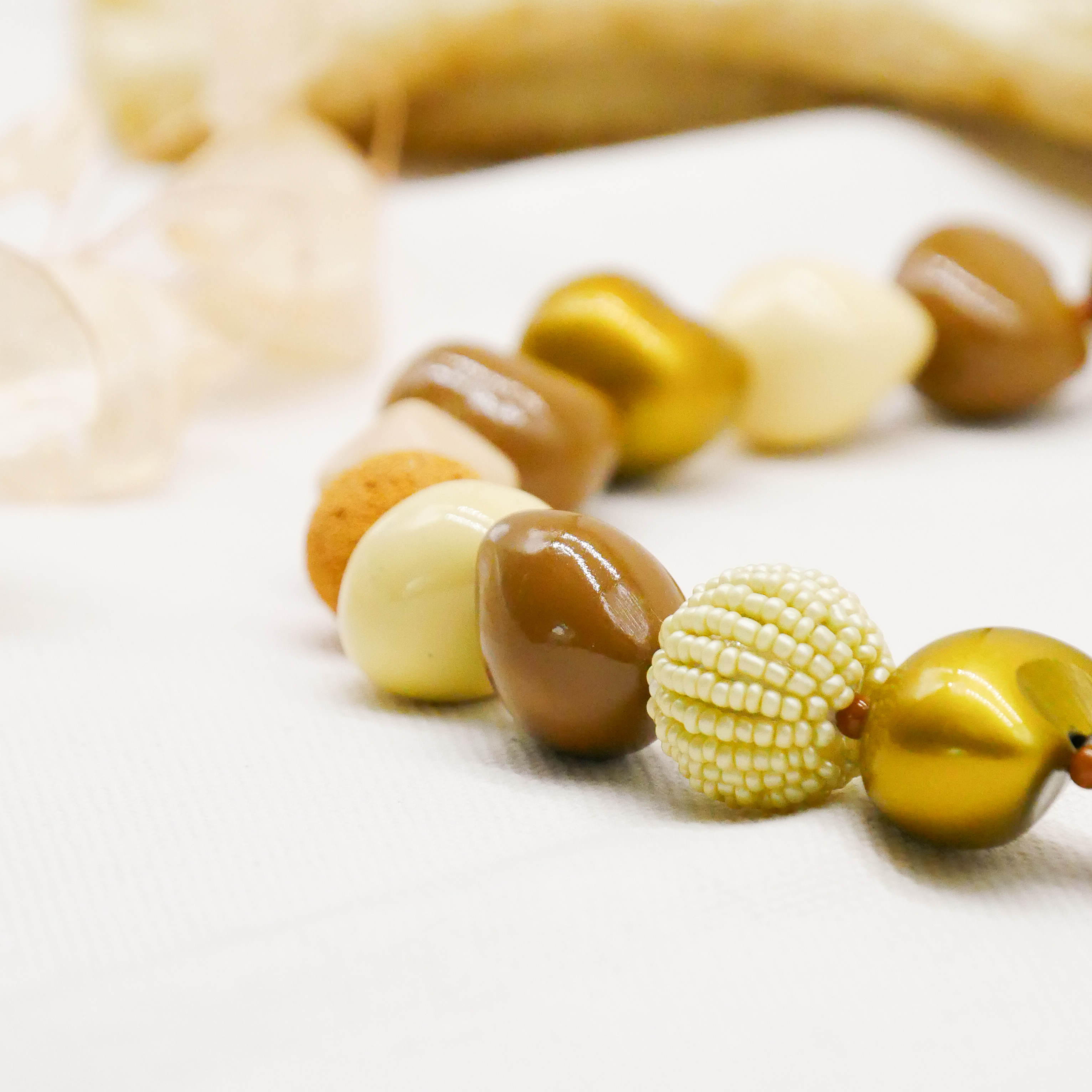  "Summer Feeling" Kette ca. 60 cm, Lumba Samen, Glasperlen, Resin Perle, braun-gold 