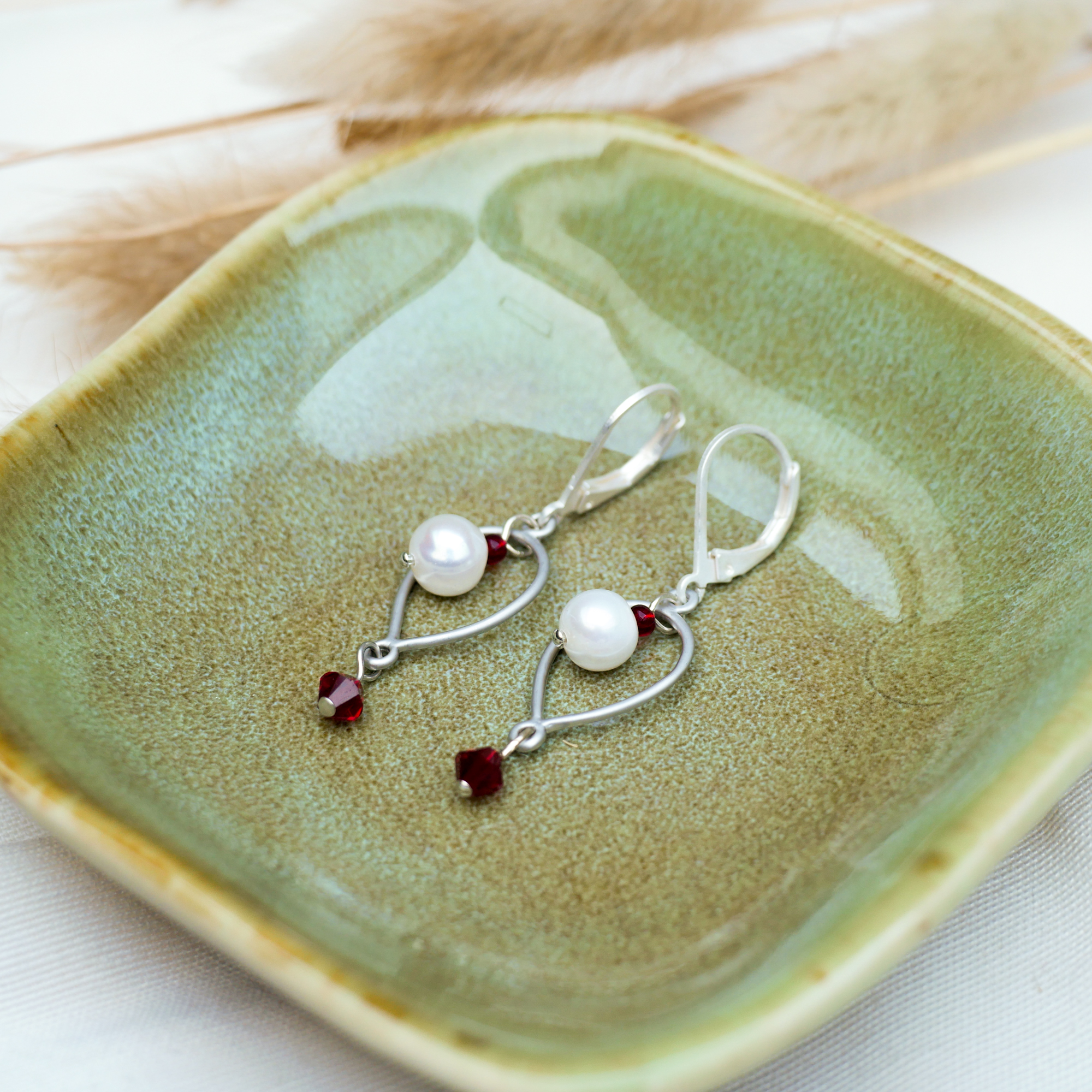 "Freshwater Pearls"  Ohrringe mit Klappbrisur, rotes Kristallglas - silber