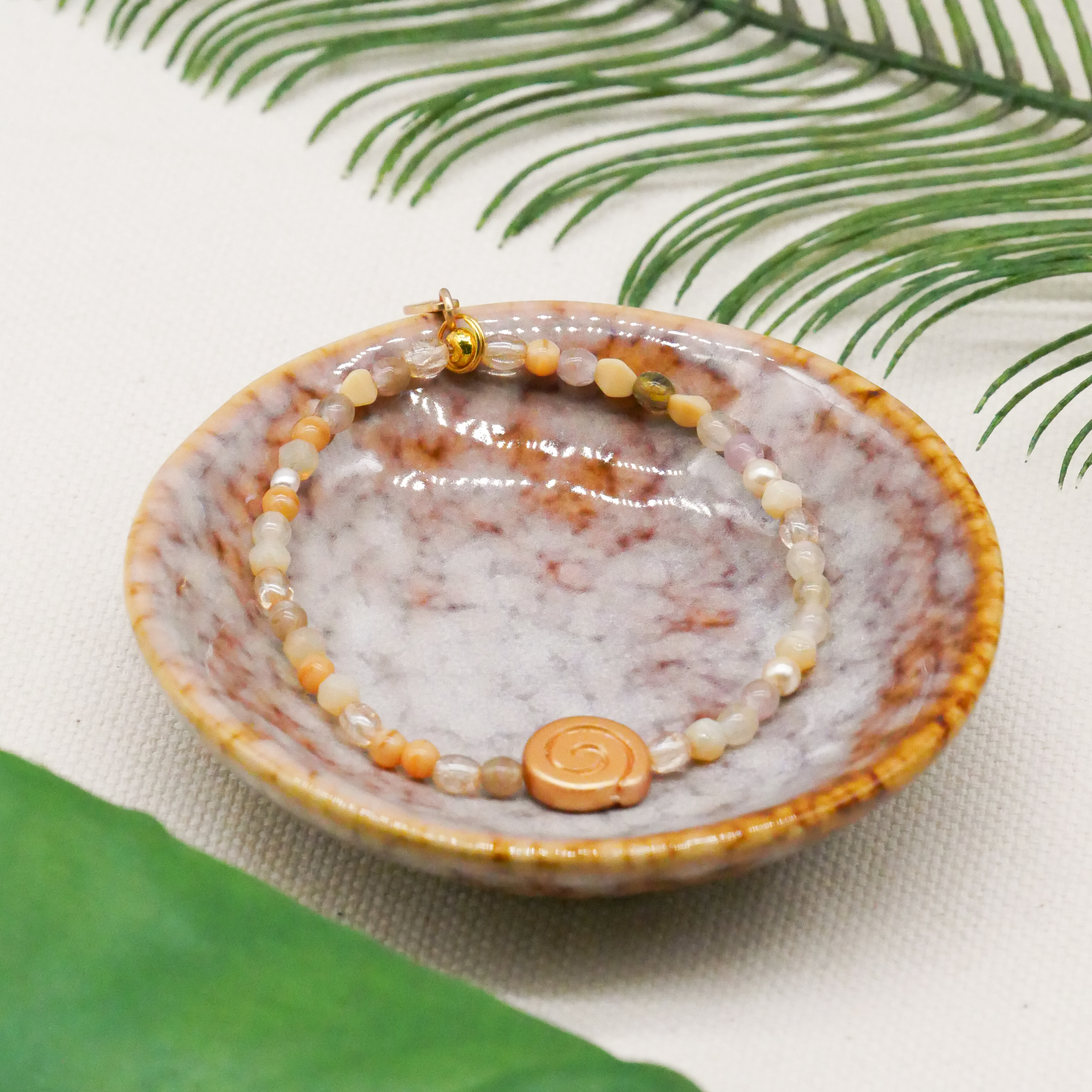  "Shell" Armband auf Gummi kleine Glasperle und Glasschnecke, sand 