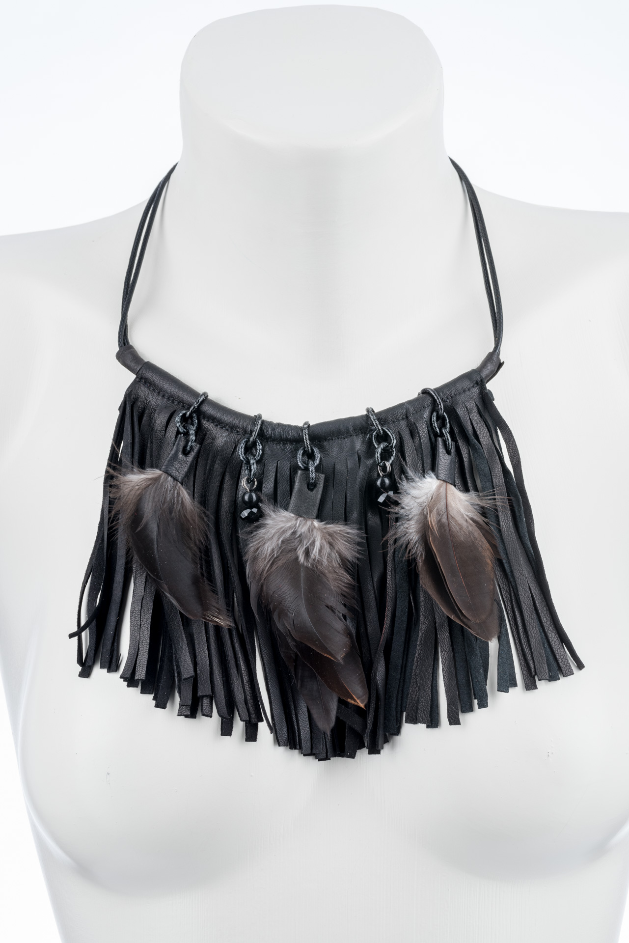 "Boho" kurze Kette mit Federn und Lederfransen - black