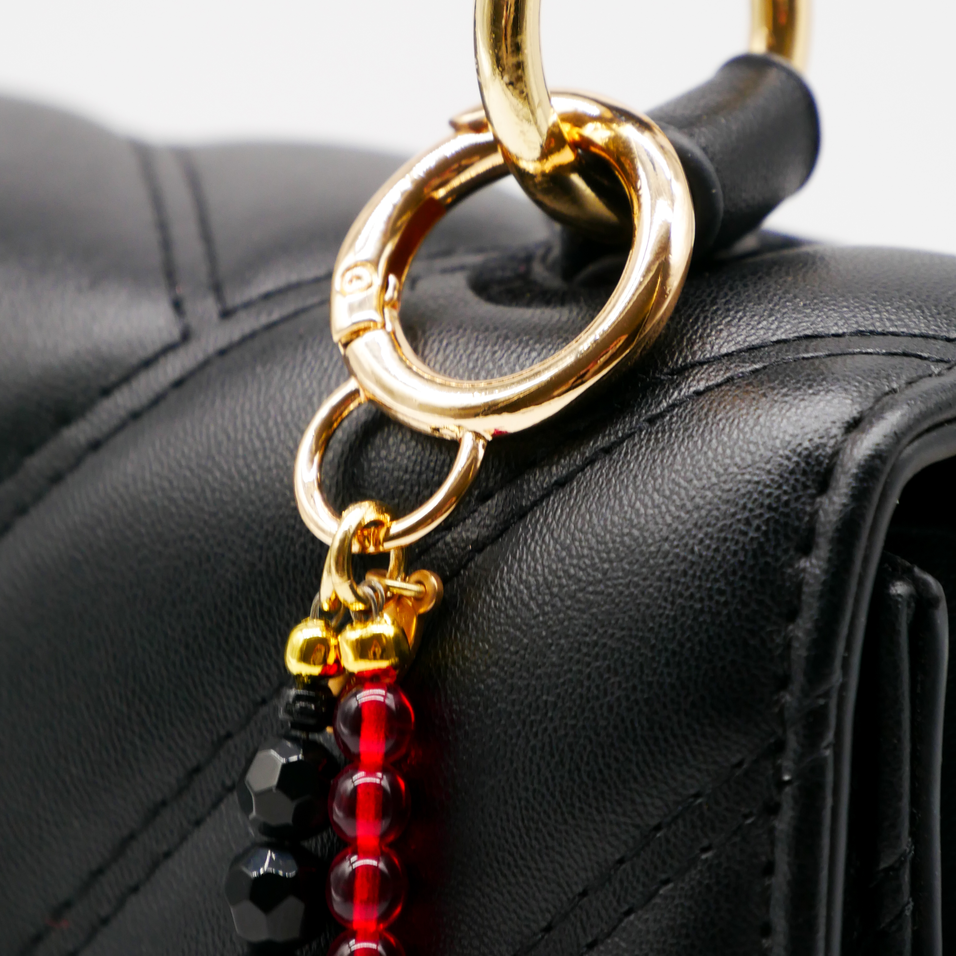 "Lucky Pendant" Anhänger, 2 Stränge Glas rot und schwarz, Designperle 