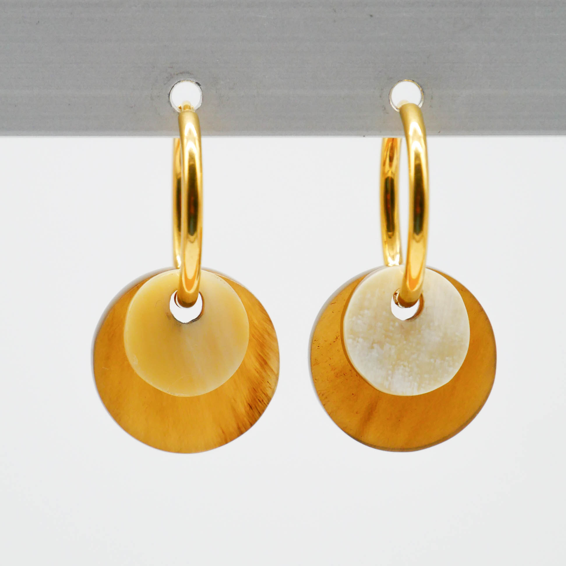 "Craft-Art" Ohrring "kleine Plättchen" braun und weiß, vergoldete Edelstahlcreole