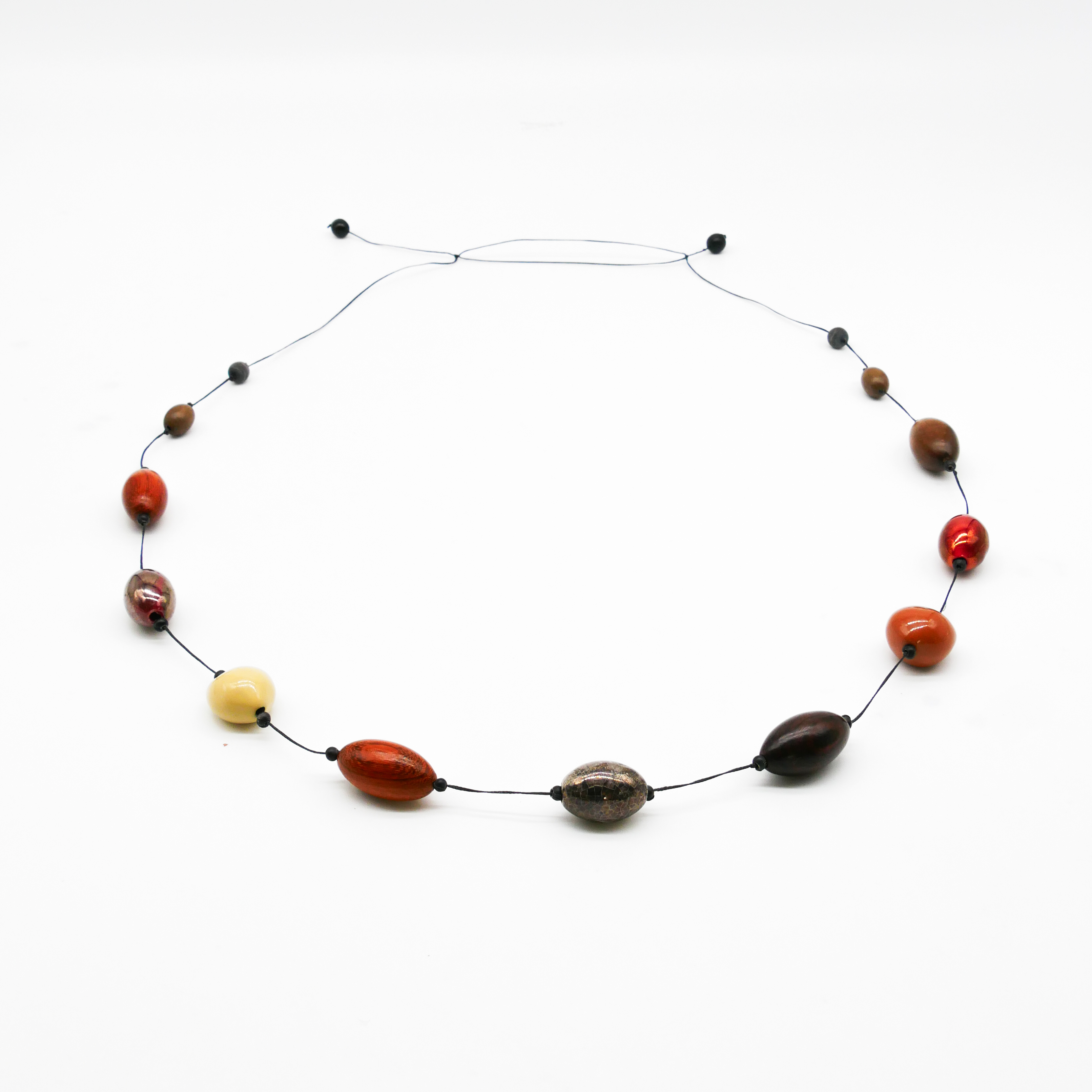 "Woodland", lange geknotete Kette, Leder Lumbangsamen, Edelholzoliven, Keramikoliven "Woodland", lange geknotete Kette, Leder Lumbangsamen, Edelholzoliven, Keramikoliven