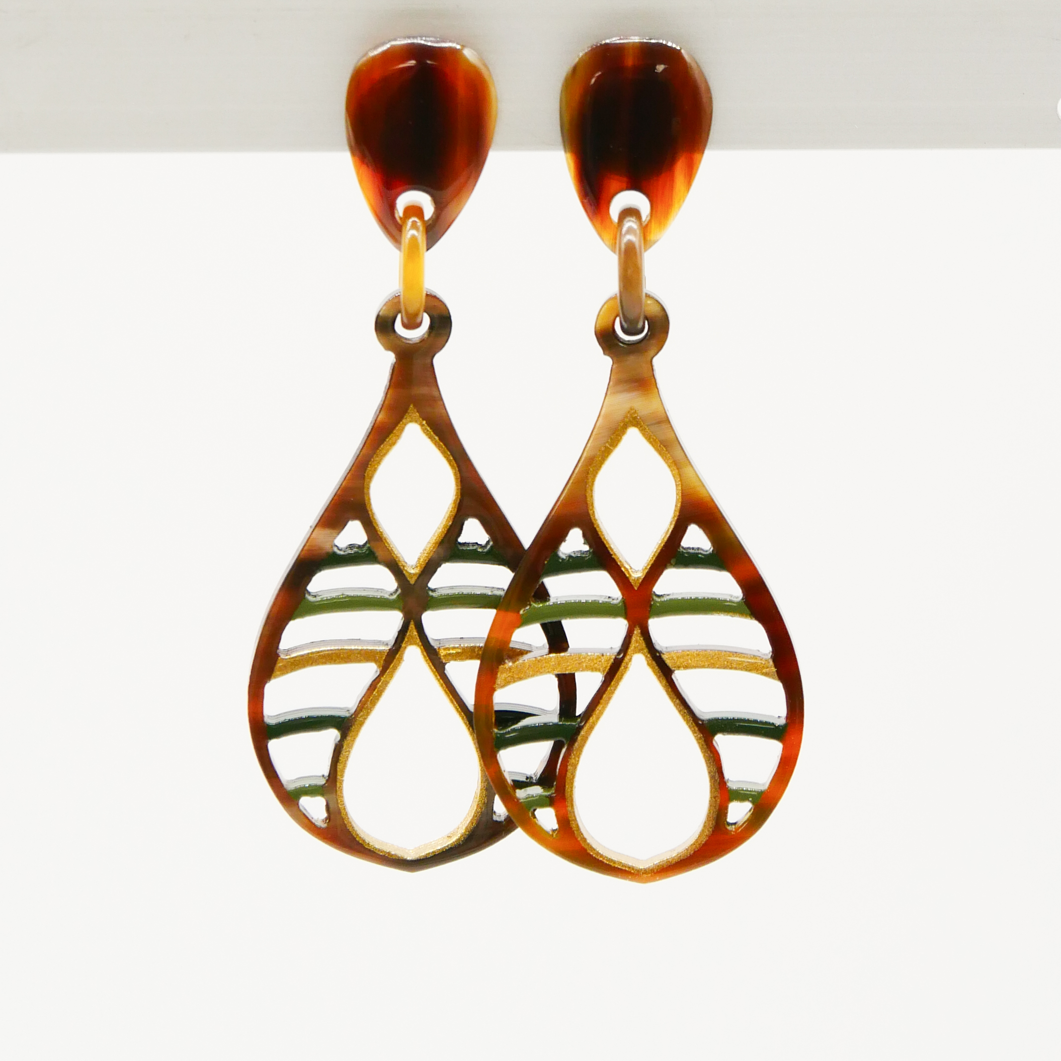"Craft Art", Ohrring "Teardrop", braunes afrikanisches Horn, Lack gold-grün "Craft Art", Ohrring "Teardrop", braunes afrikanisches Horn, Lack gold-grün