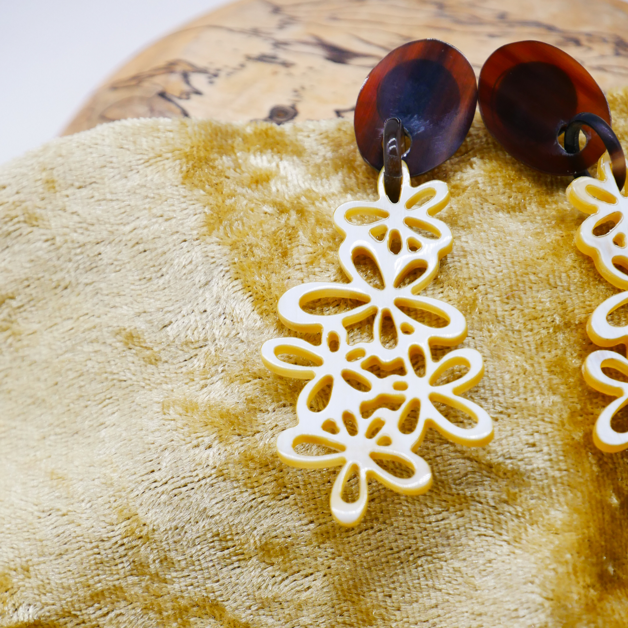 "Craft Art" Ohrring "Blütenzauber" braunes und weißes Horn