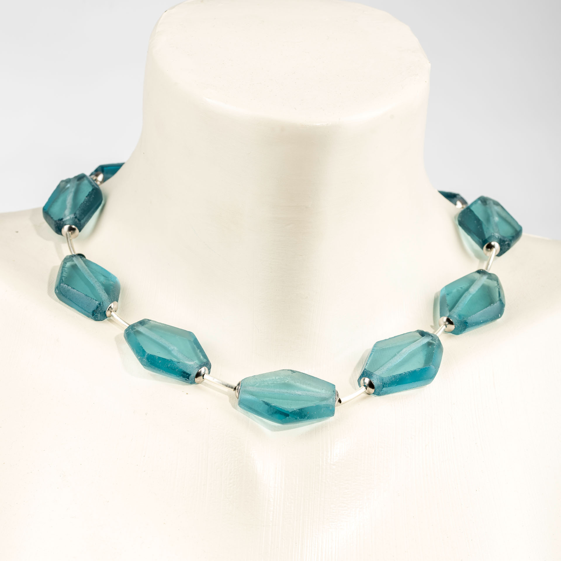 "Java" kurze Kette mit Glassechsecken - aquamarine