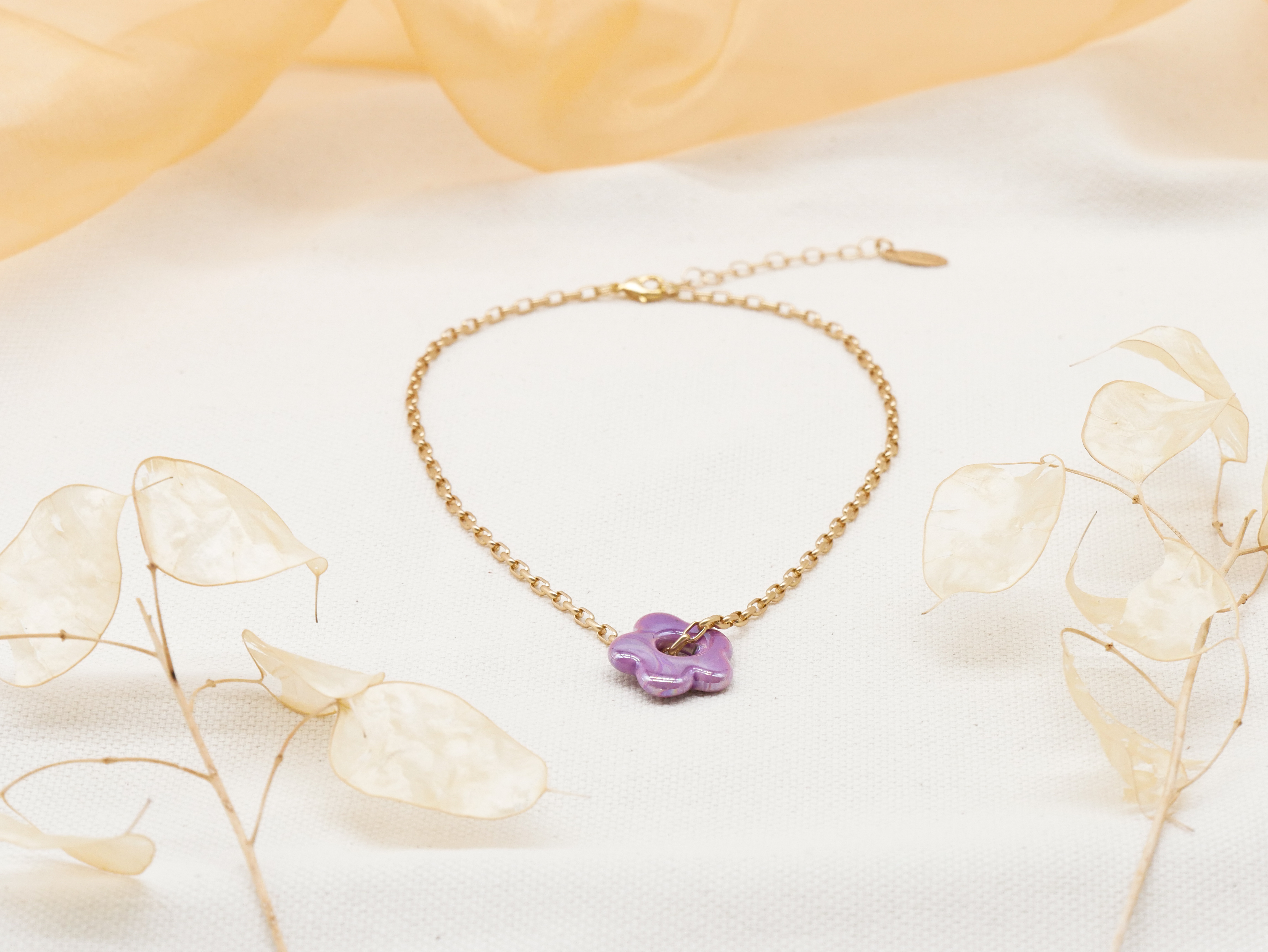 "Summer-Feeling", Kurze Metallkette vergoldet, Keramikblume purple "Summer-Feeling", Kurze Metallkette vergoldet, Keramikblume purple