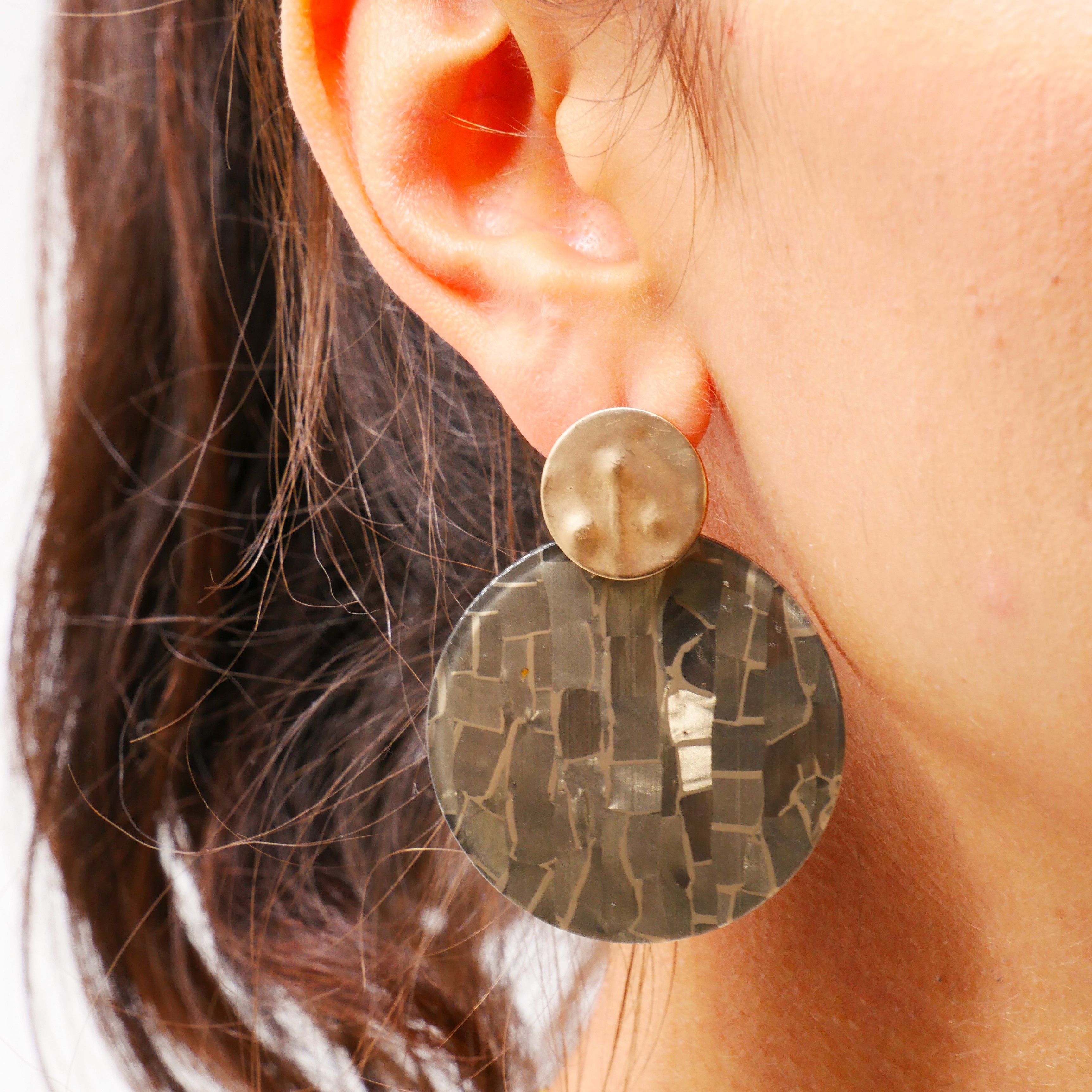 "Color Explosion", ear stud disc Ø 40 mm, upper part Ø 10 mm gold-plated, anthracite