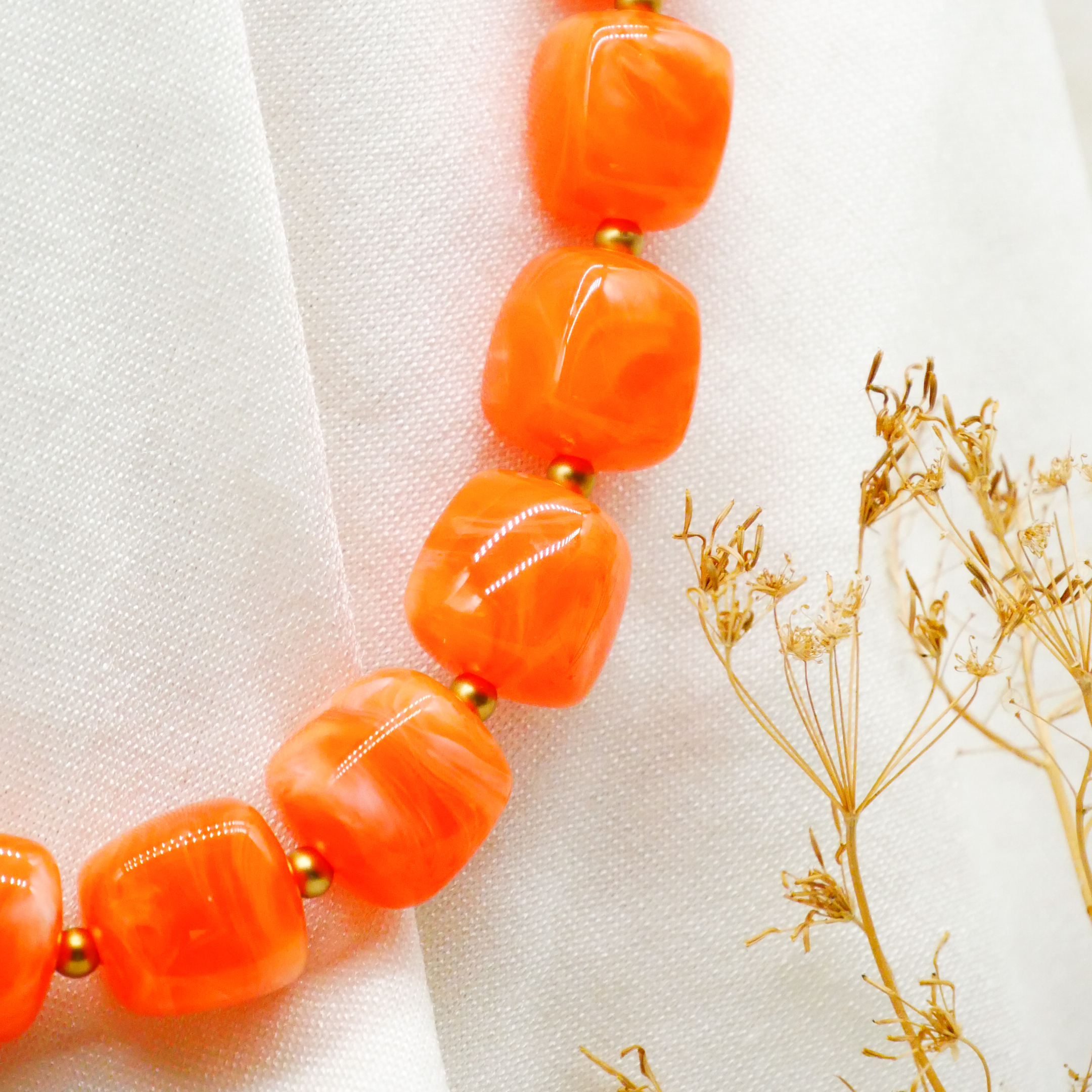 "Summer Feeling", kurze Kette "Cube" Resin- und Papercoated Perlen ca. 16 x 16 mm orange