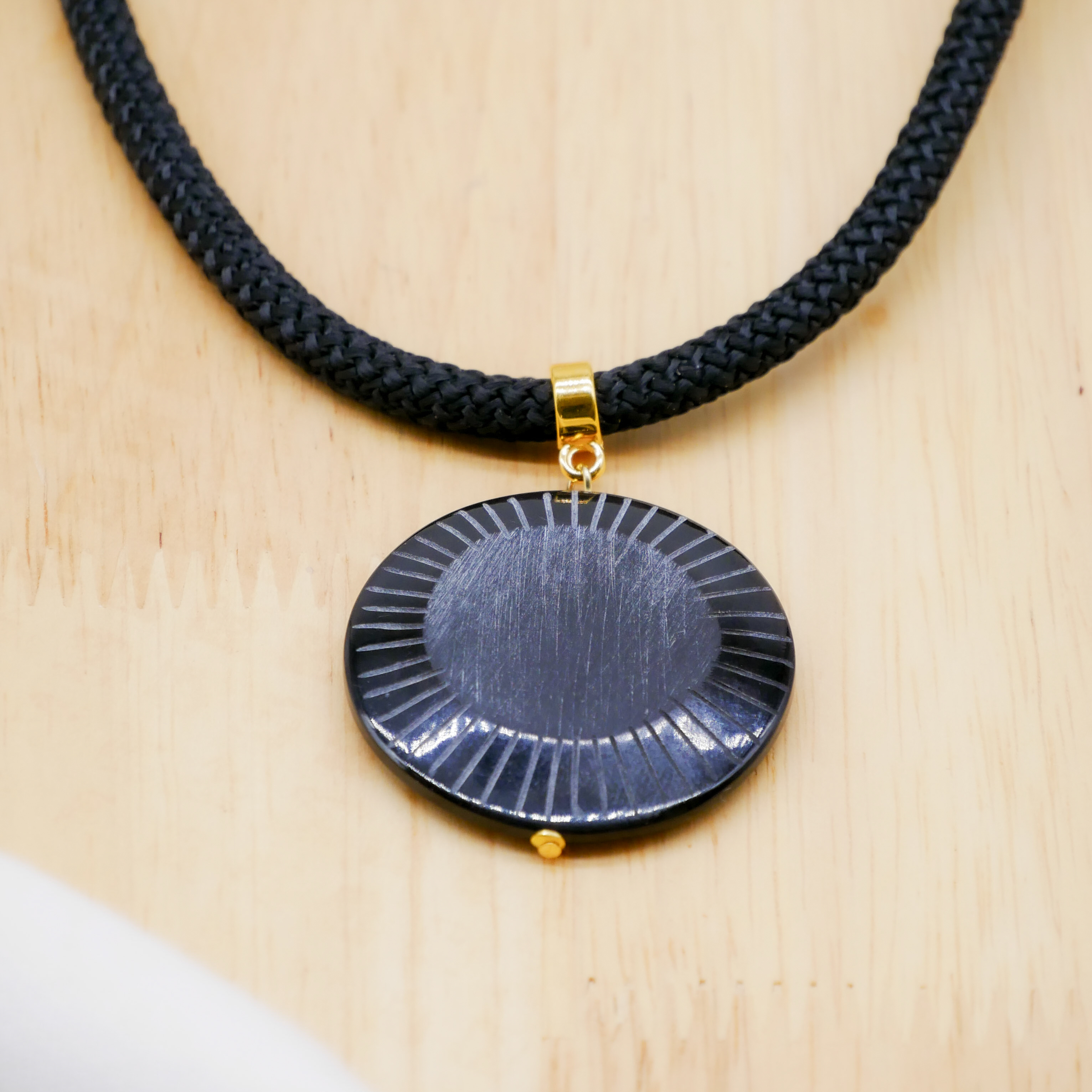 "Nomadic" Kette, schwarzes Cordband, schwarzer Anhänger geritzt, ca. 40 mm, goldfarben