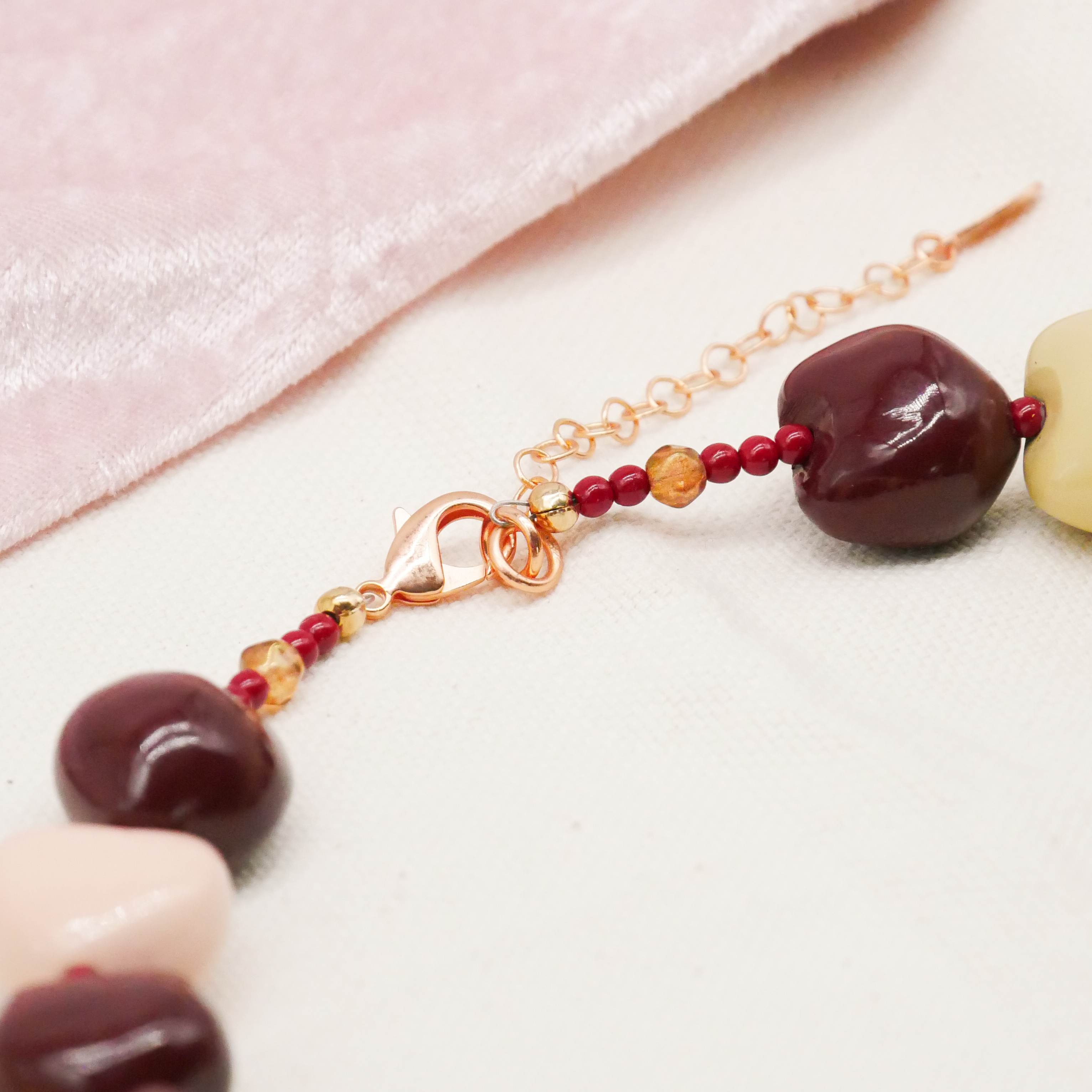  "Summer Feeling" Kette ca. 60 cm, Lumba Samen, Glasperlen, Resin Perle, wein 