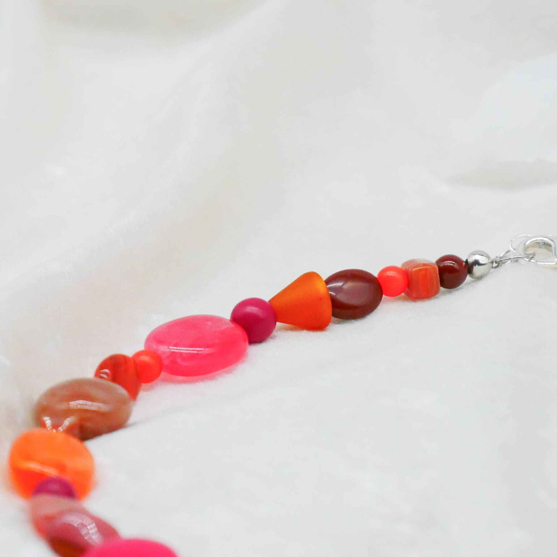 "Summer Feeling",  Kette aus verschiedenen Formen, Glas- und Resin Perlen, pink-orange