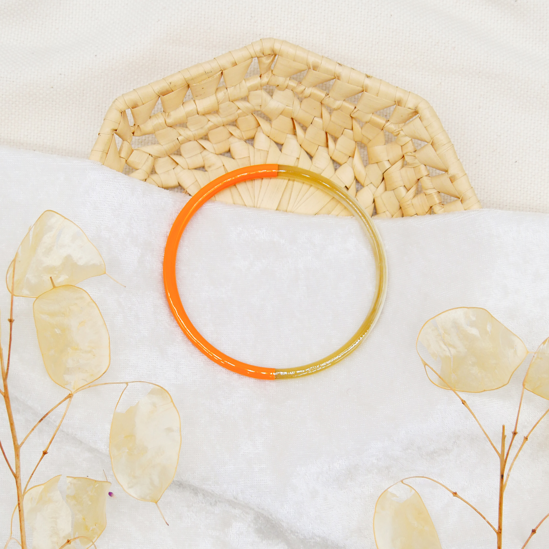  "Craft Art" zarter Armreif, weißes Horn, Lack hellorange 