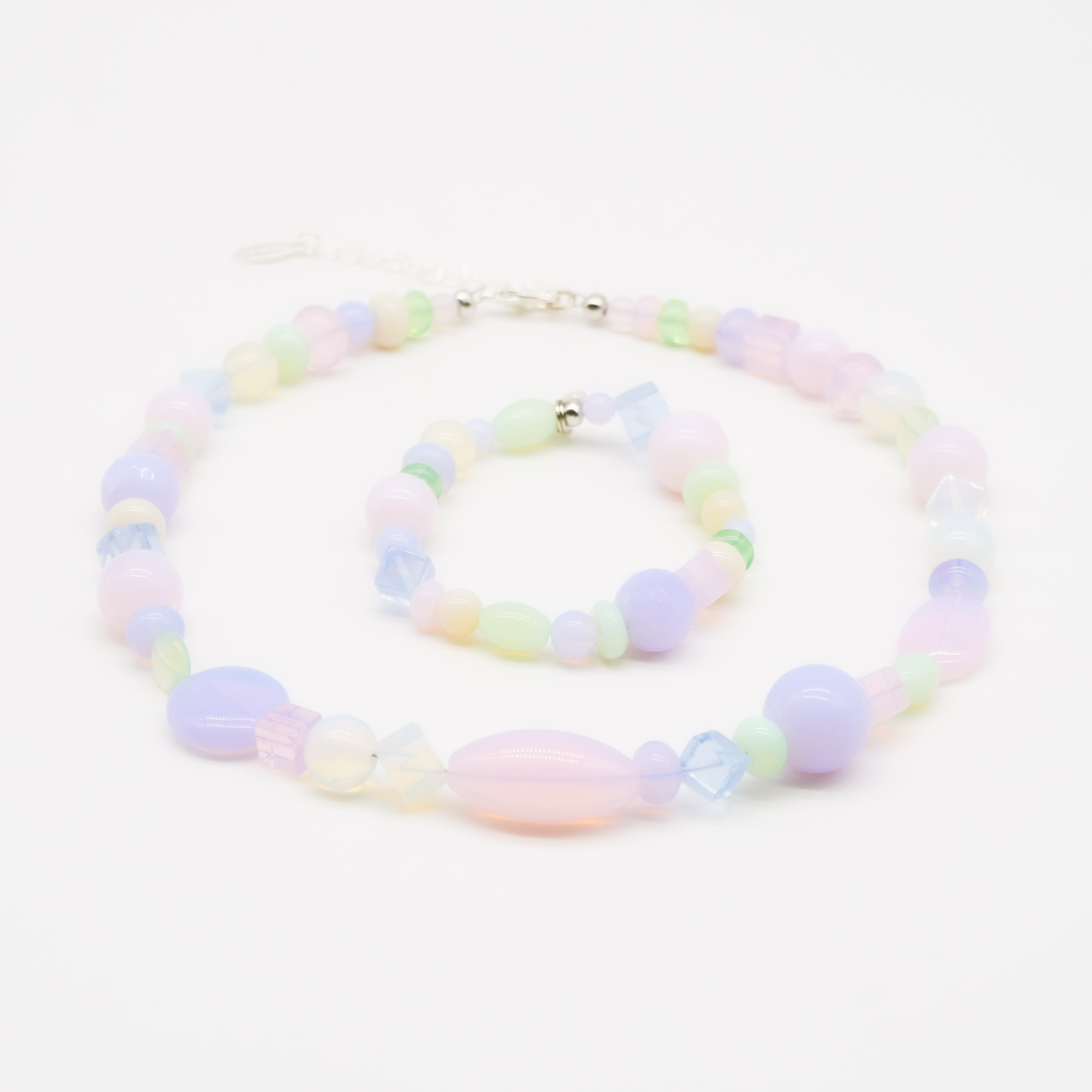 "Summer Feeling",  Kette aus verschiedenen Formen, Glas- und Resin Perlen, opal-pas