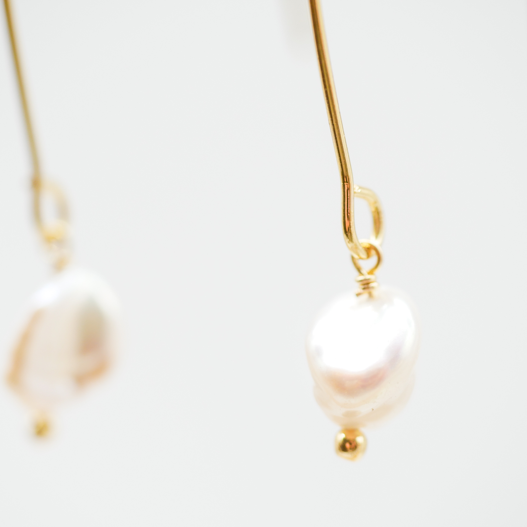 "Freshwater Pearls" Ohrhänger mit offener Ellipse + SWZ Perlen, vergoldet