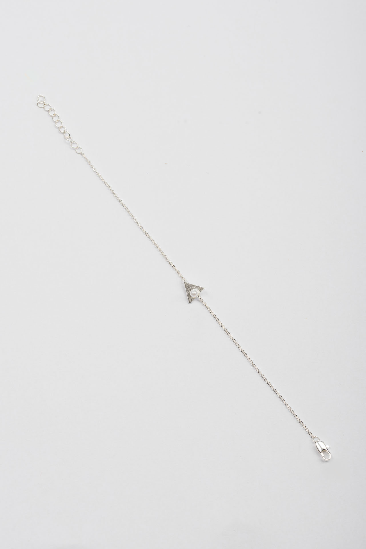 "Fine Filigré" feines Armband, kleines Dreieck mit weißer Perle, versilbert
