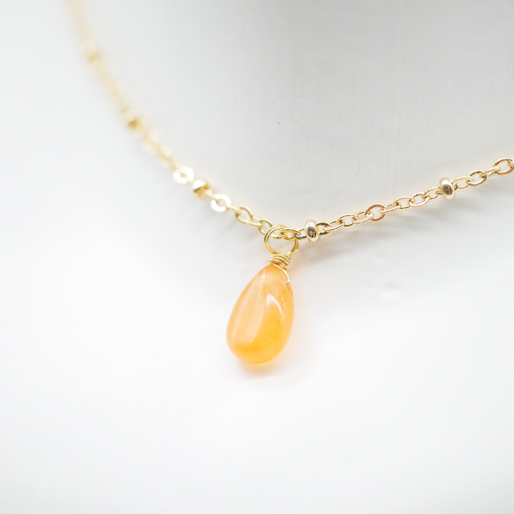 "Fine Filigré" kurze Kette, vergoldet, mit Mineralstein, orange