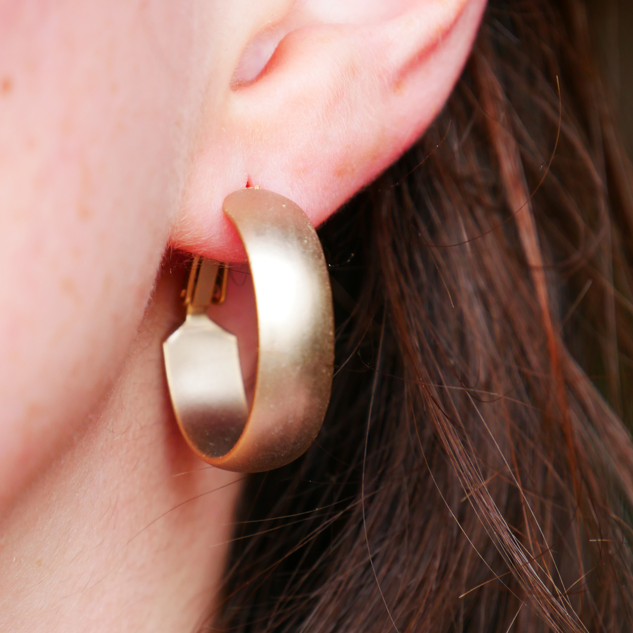 "Circle", runde Creole vergoldet ca. 24 mm leicht gewölbt 