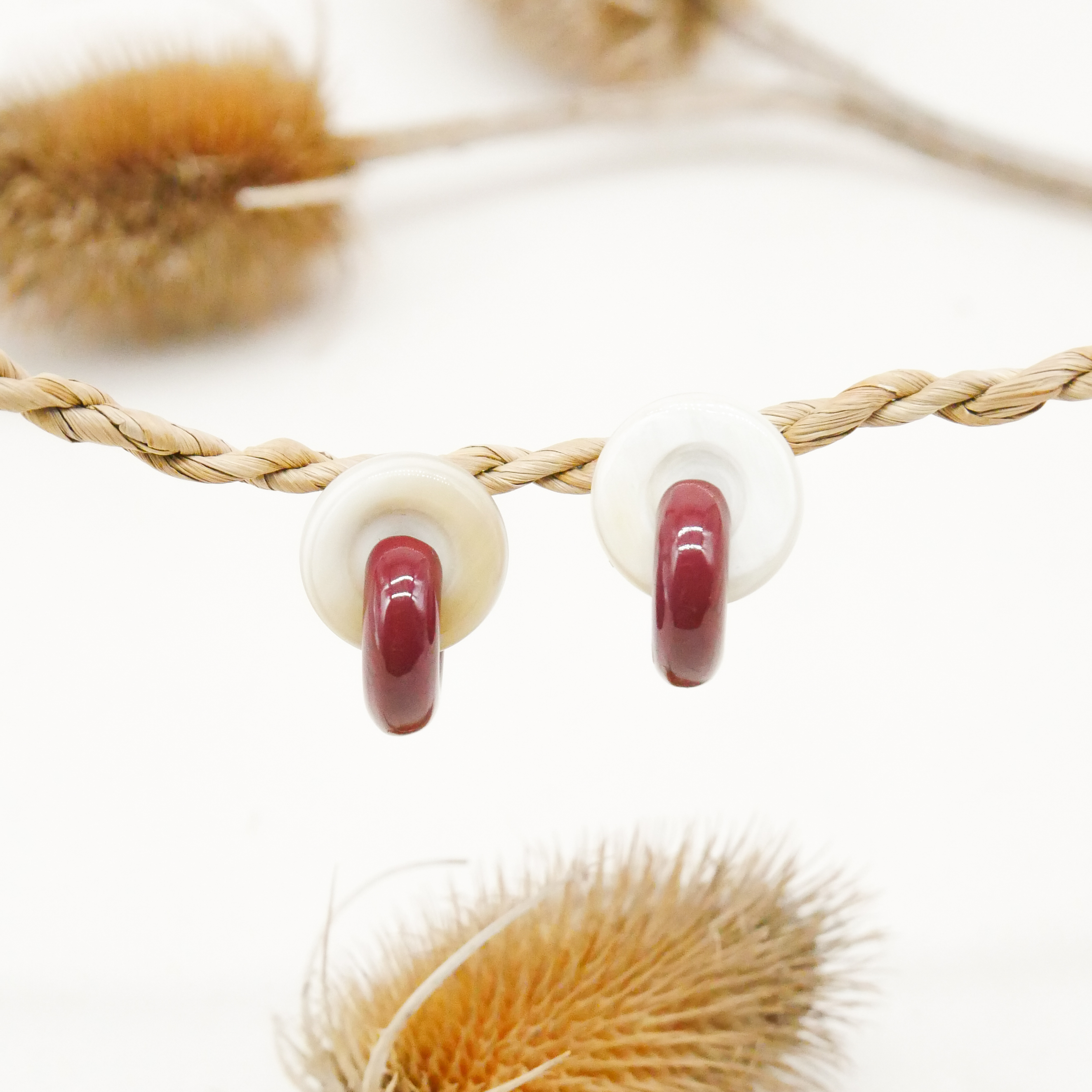  "Craft-Art", Ohrstecker zwei dicke Reife 90 Grad versetzt schwarzes Horn, Lack weinrot 