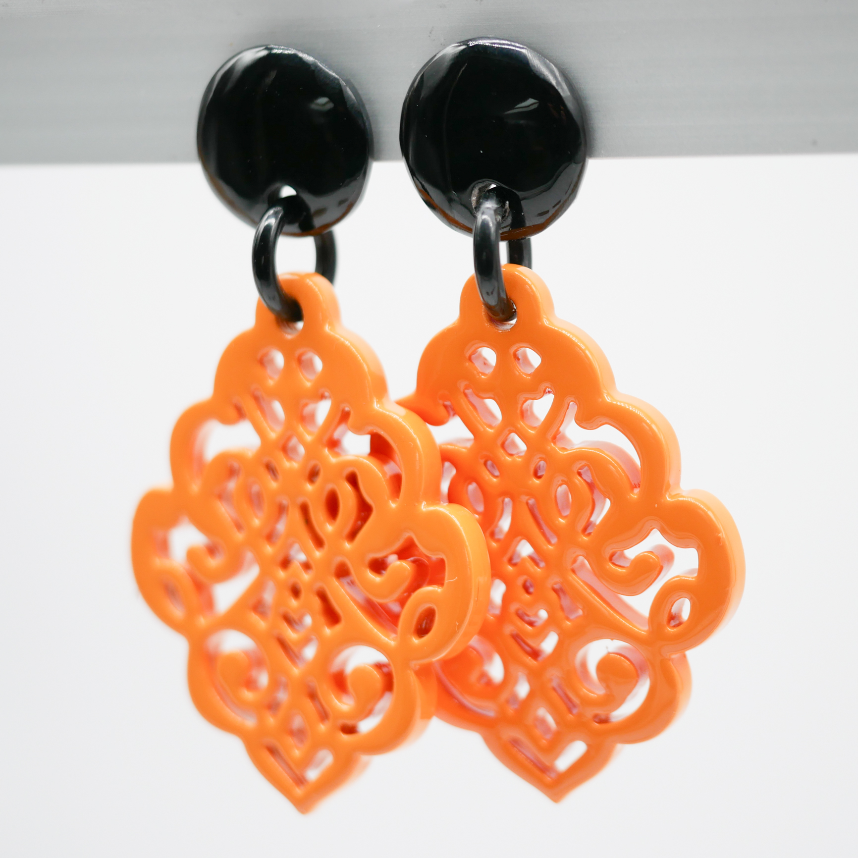 "Craft Art" Ohrstecker "Rhombus", schwarzes Horn, hellorangener Lack