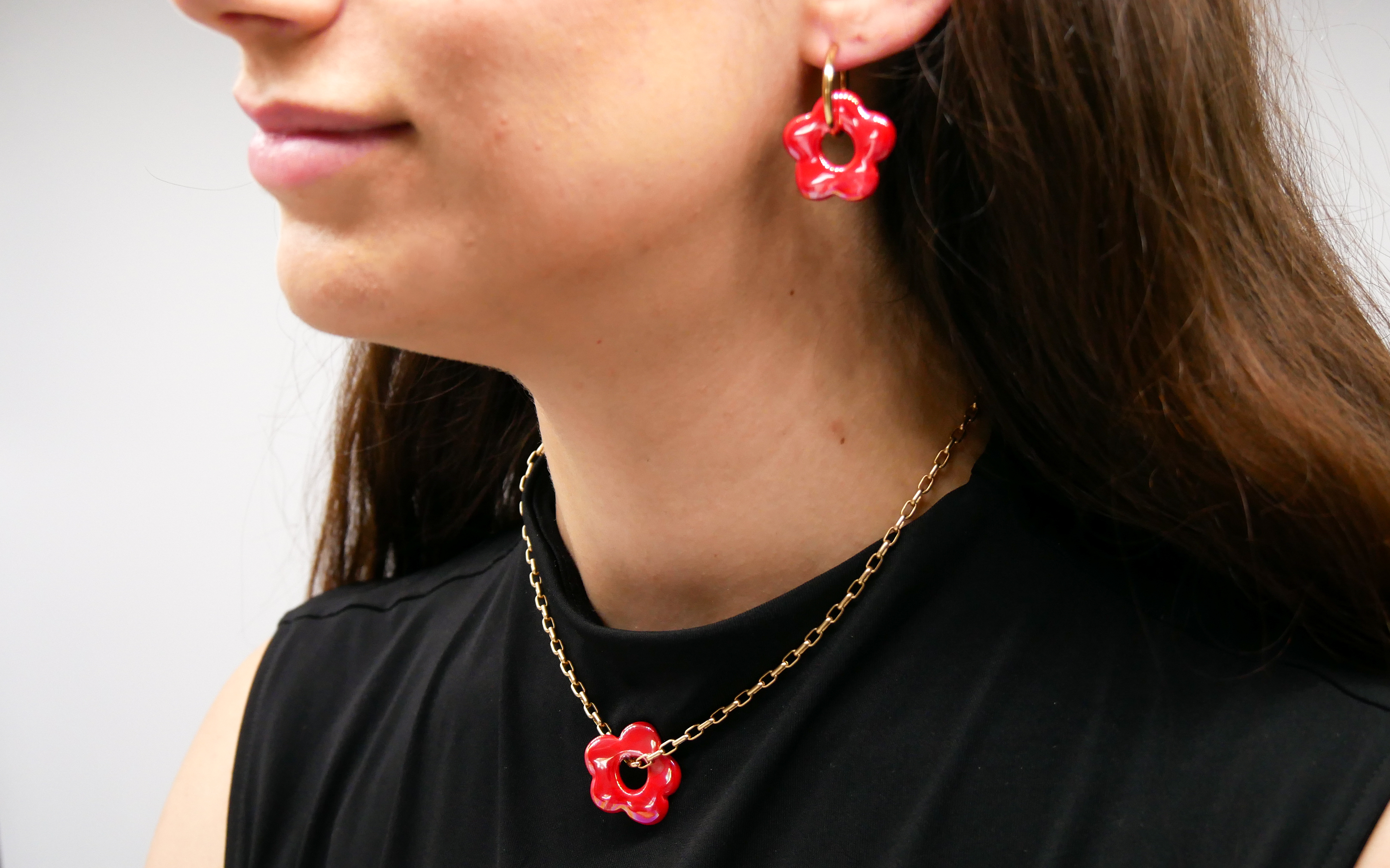 "Summer-Feeling", Kurze Metallkette vergoldet, Keramikblume red "Summer-Feeling", Kurze Metallkette vergoldet, Keramikblume red