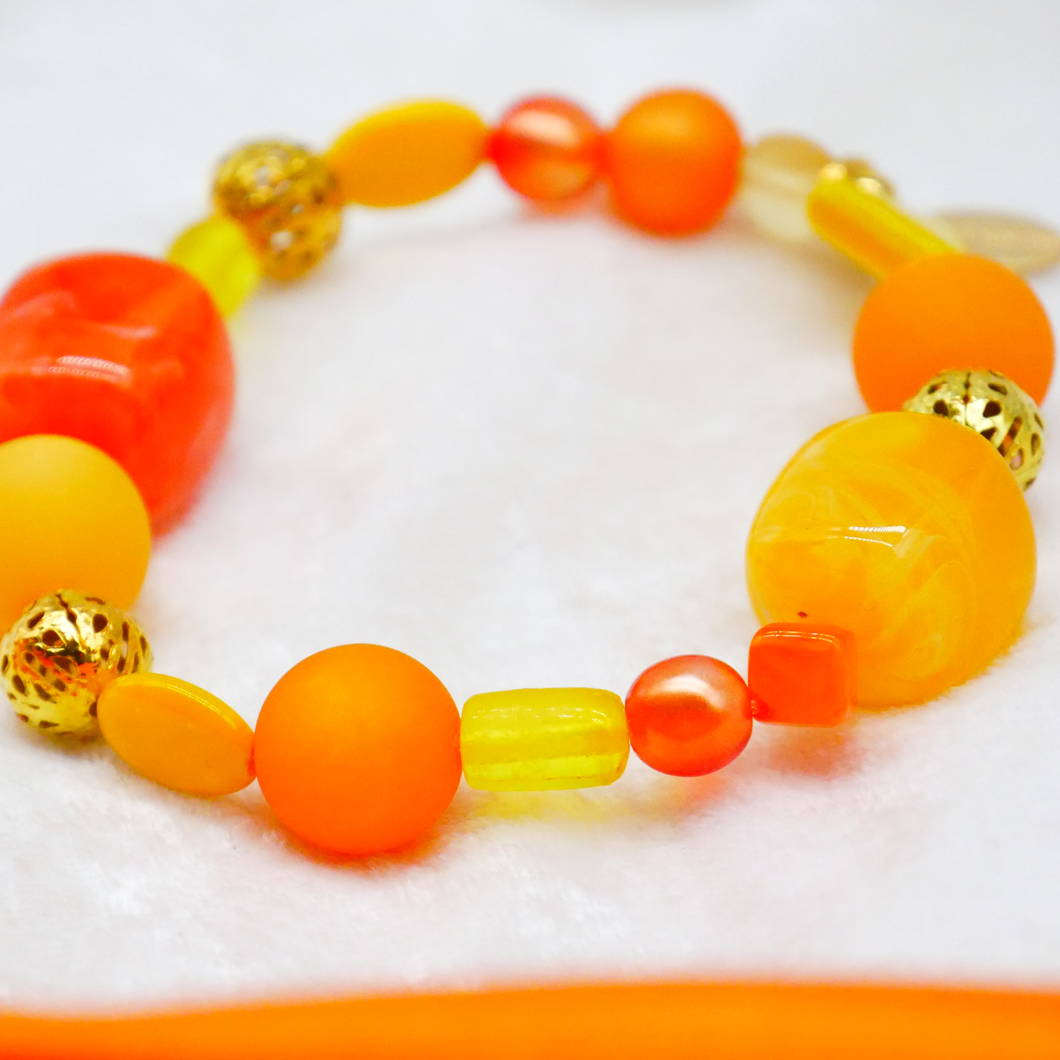 "Summer Feeling", Armband aus verschiedenen Formen, Glas- und Resin Perlen, gelb-orange