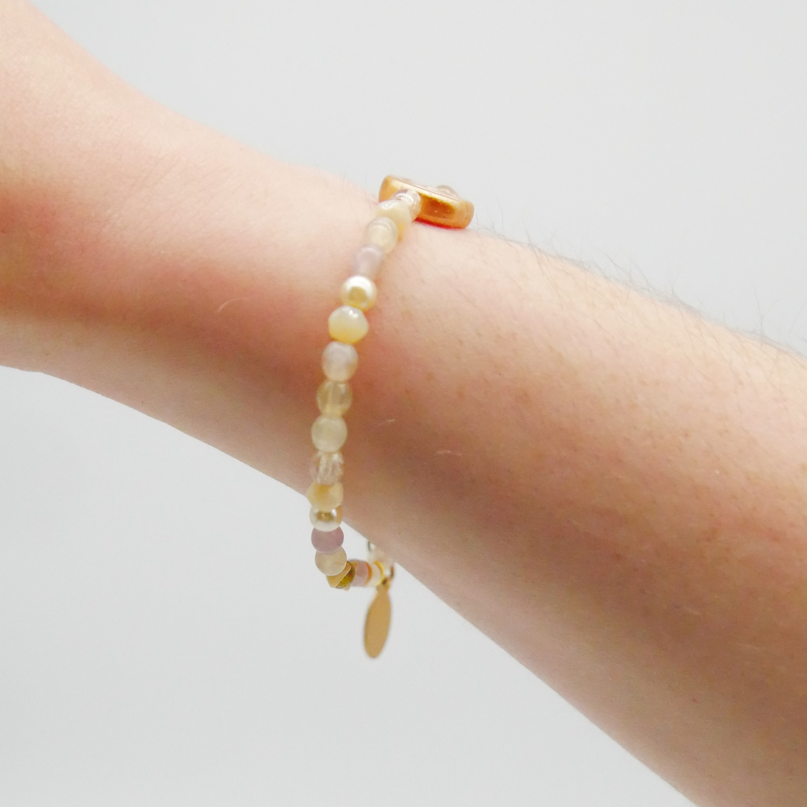 "Shell" Armband auf Gummi kleine Glasperle und Glasschnecke, sand 