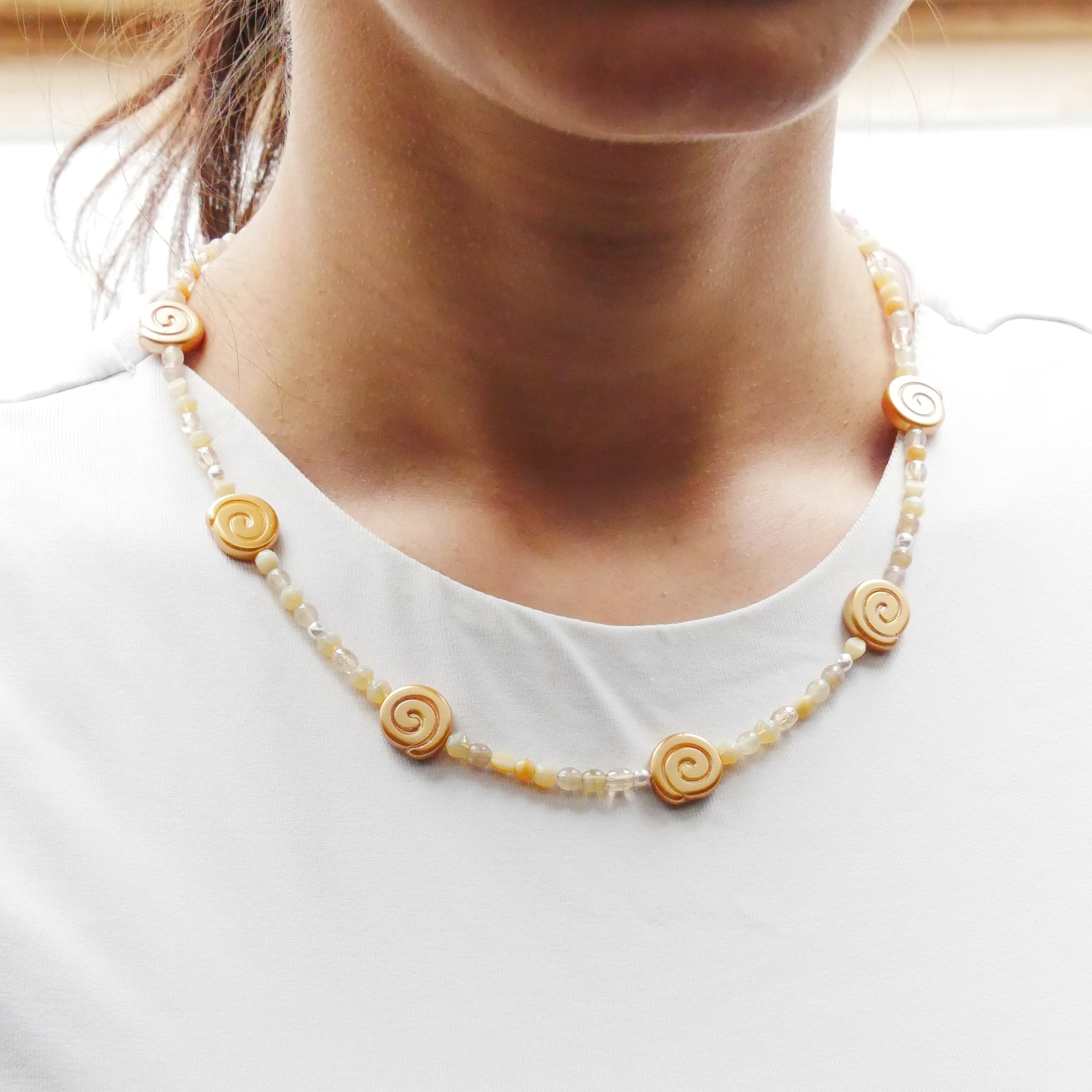  "Shell" kurze Kette, kleine Glasperlen Glasschnecken, sand 